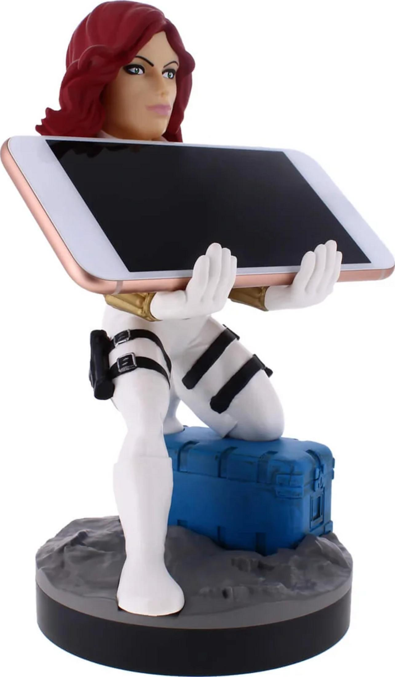 Figura con capelli rossi tiene smartphone su scatola blu su base rocciosa.