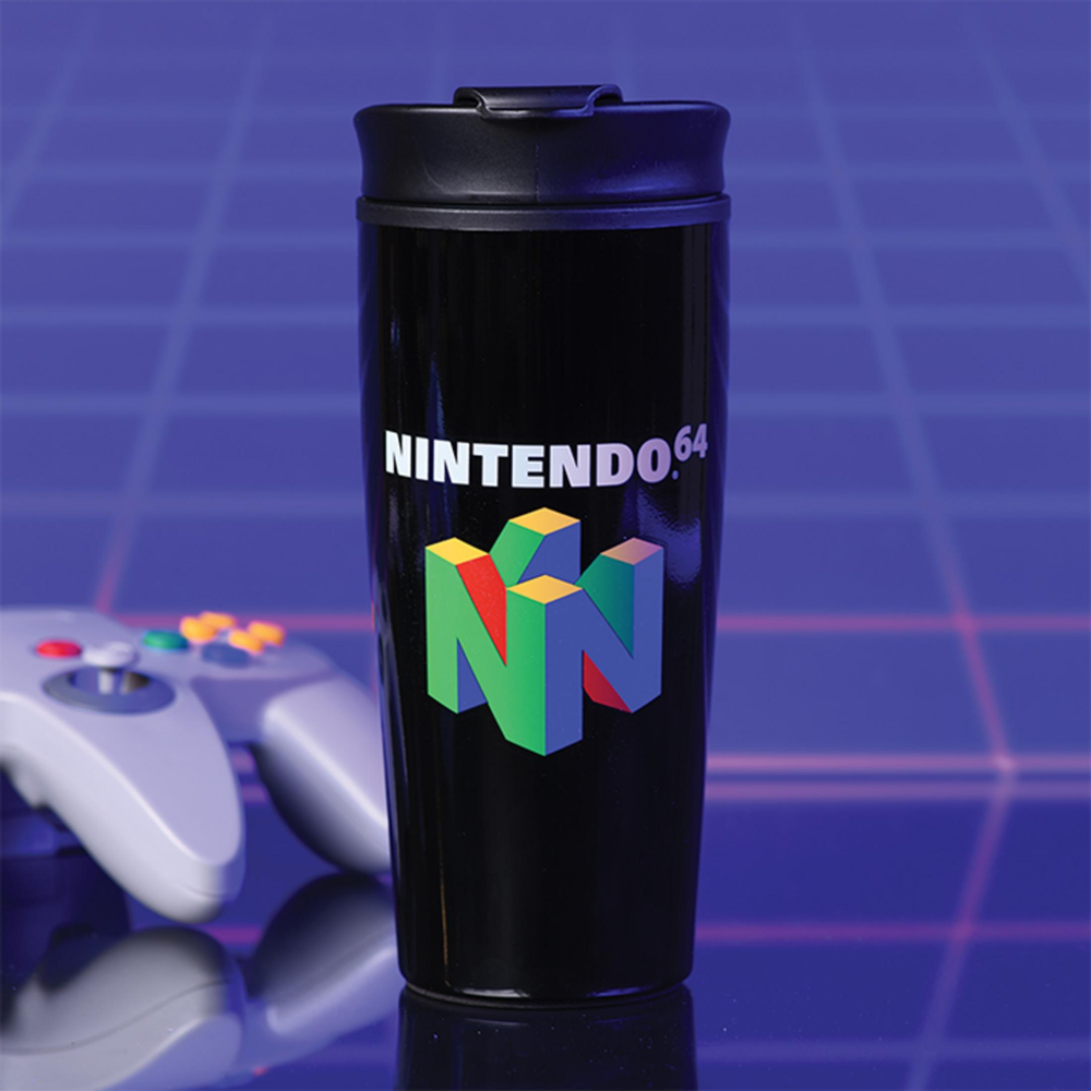 Schwarzer Nintendo 64 Becher mit Controller daneben auf blauem Gitterhintergrund.