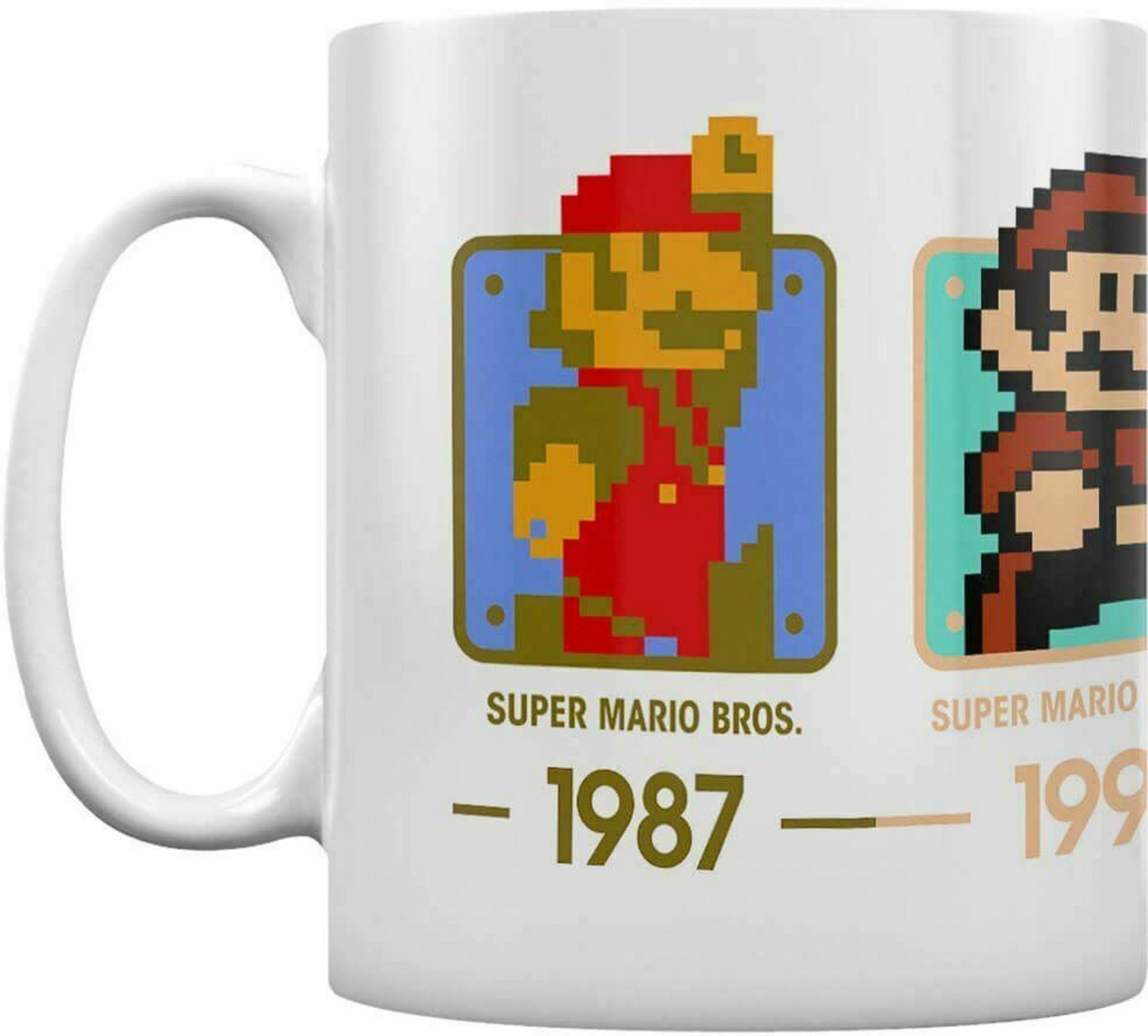 Una taza blanca con imágenes pixeladas de Super Mario y el año "1987".