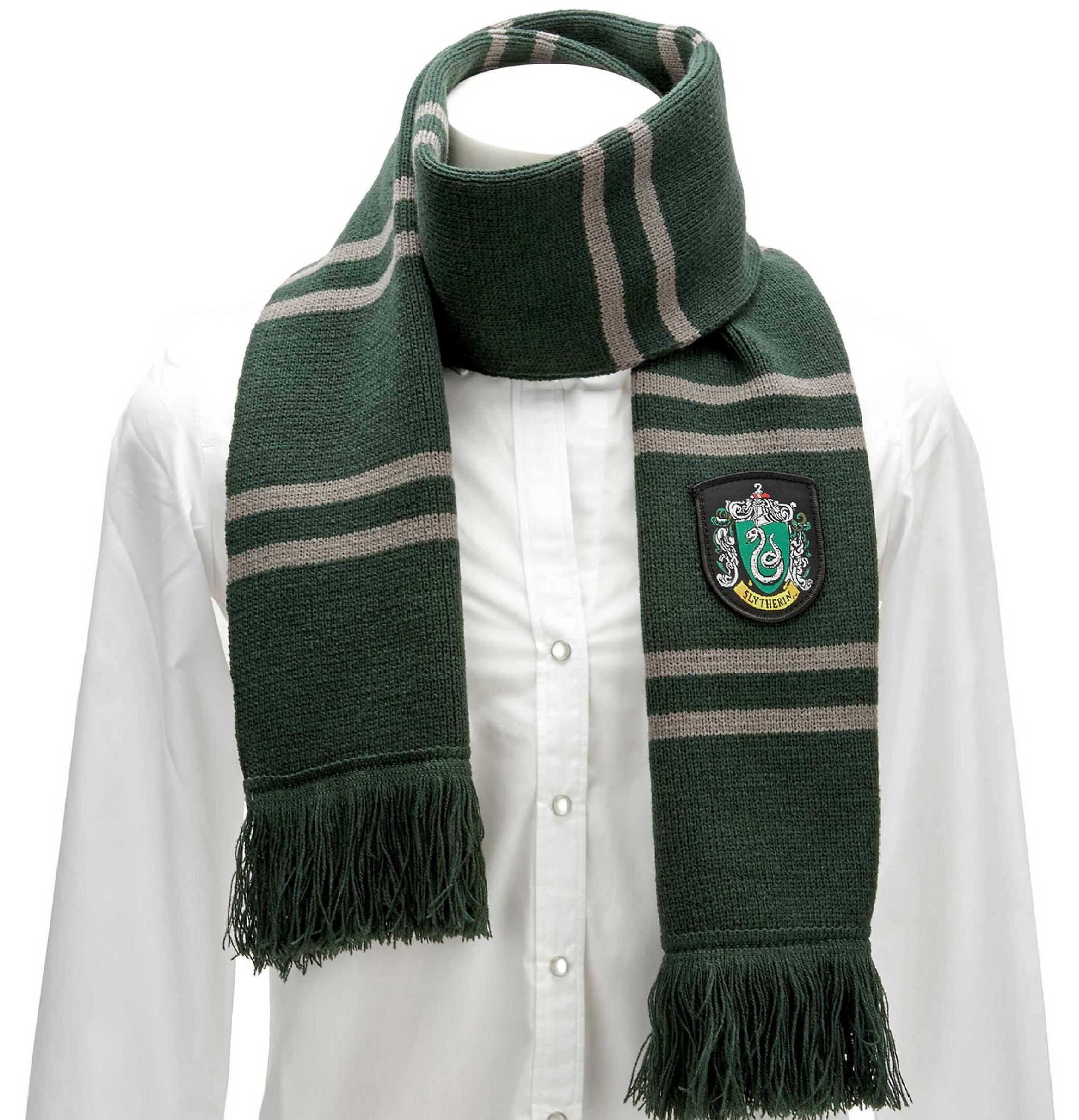 Dunkelgrüner Schal mit grauen Streifen und Slytherin-Wappen, der über einem weißen Hemd getragen wird.
