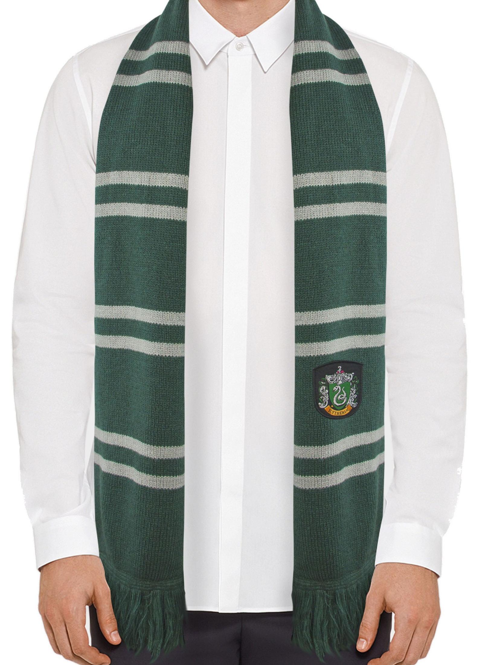 Grüner Schal mit silbernen Streifen und Slytherin-Wappen über einem weißen Hemd.