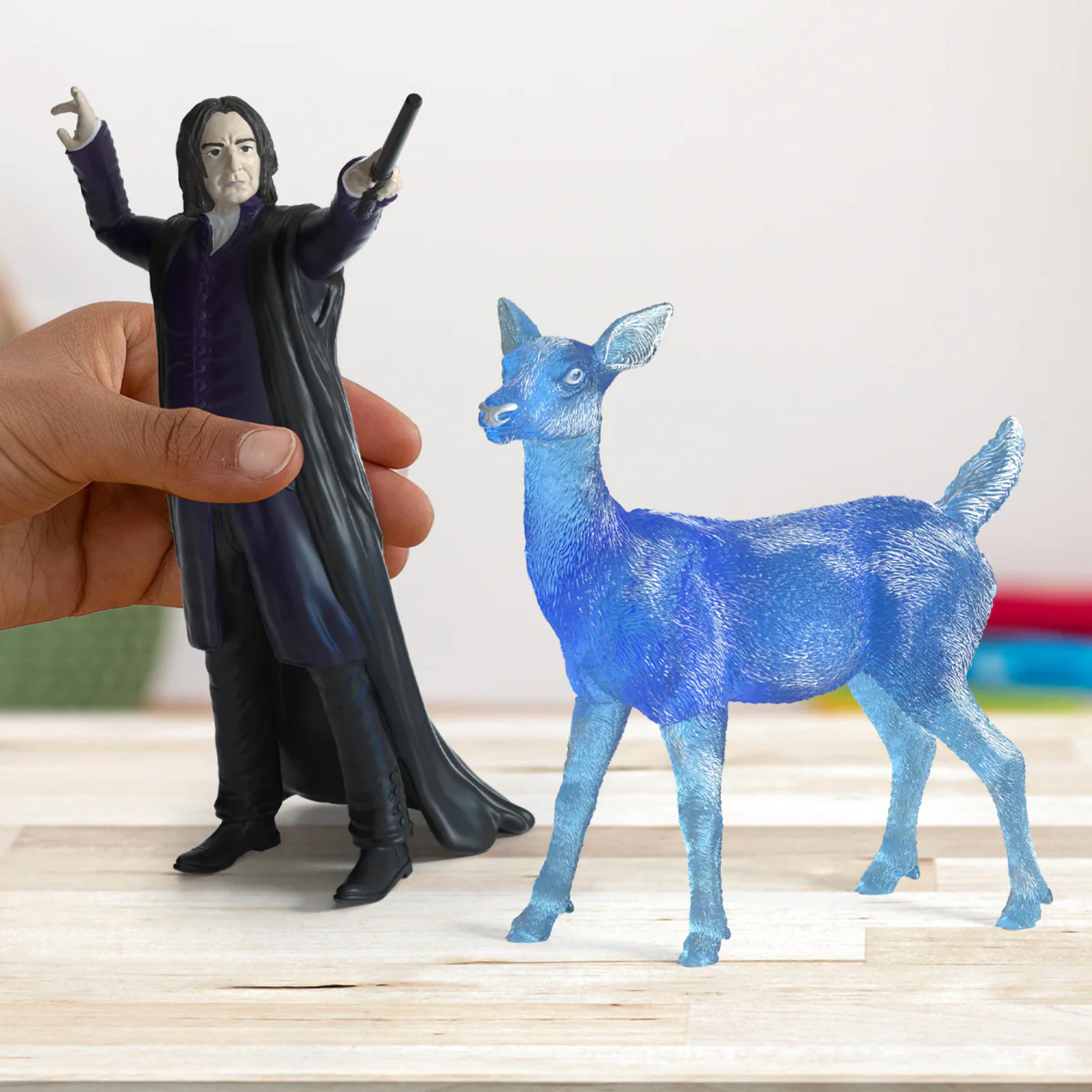 Un uomo tiene una figura in cappotto nero; accanto una figura di cervo blu traslucido.