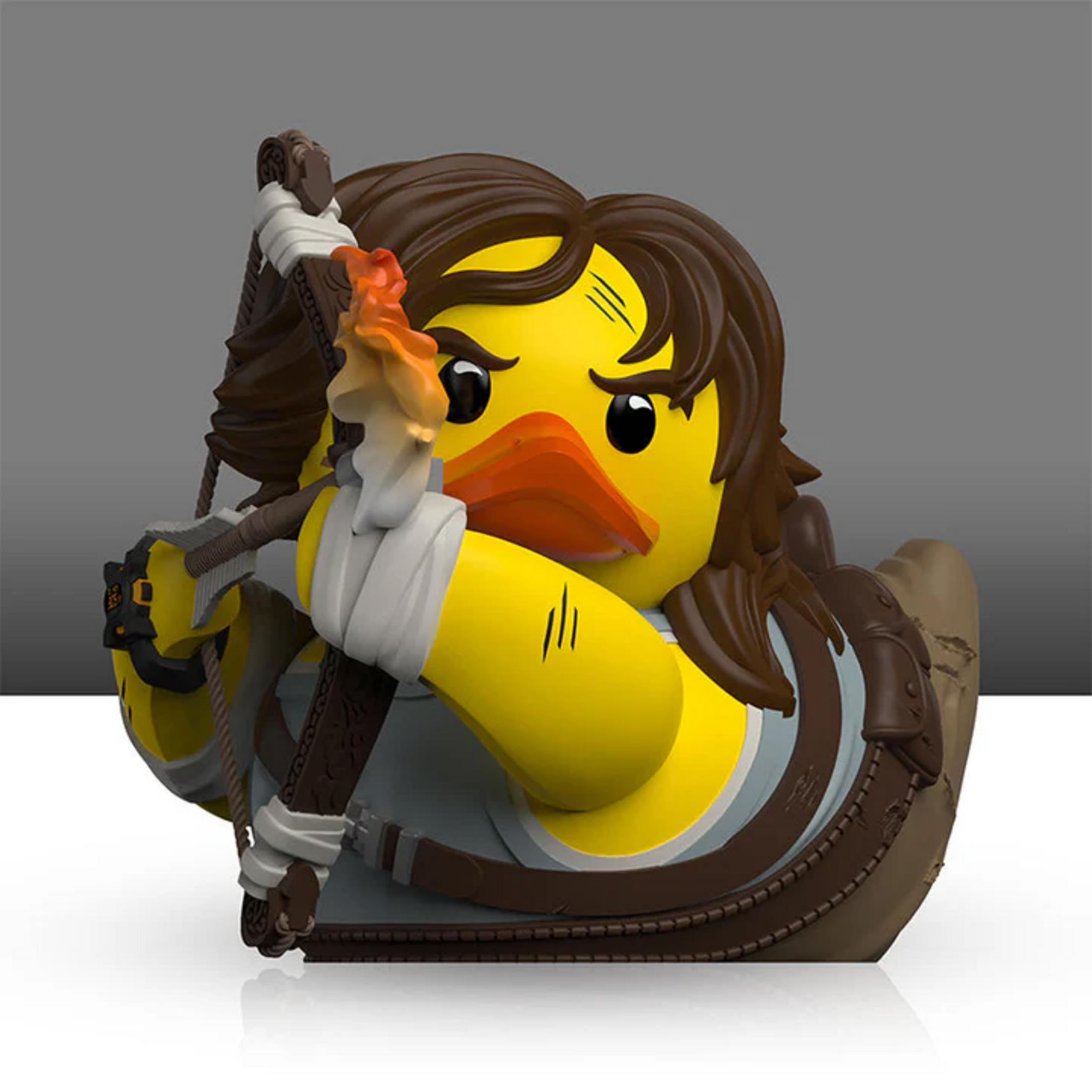 Eine gelbe Gummi-Ente mit braunen Haaren hält einen brennenden Pfeil und Bogen.