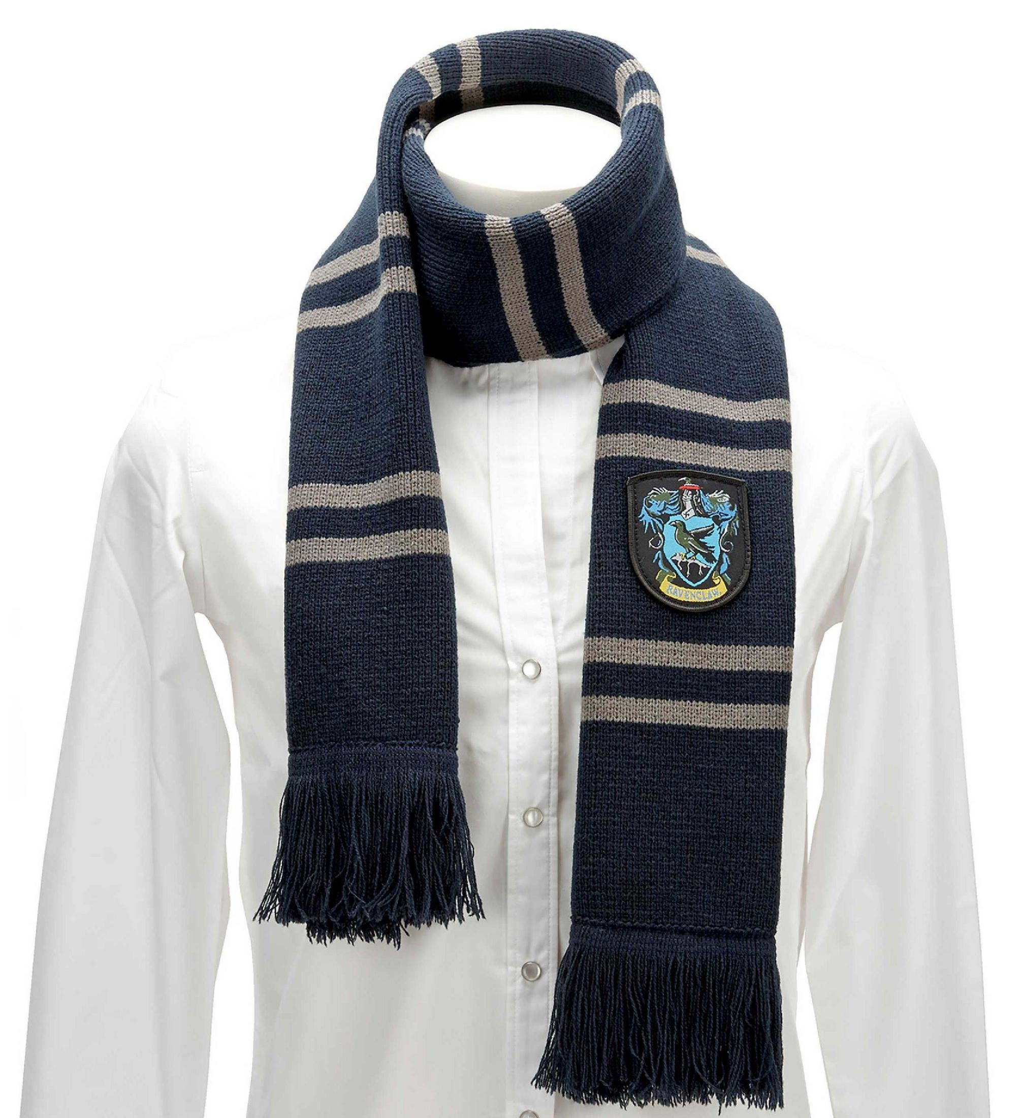 Dunkelblauer Schal mit grauen Streifen und Ravenclaw-Wappen.
