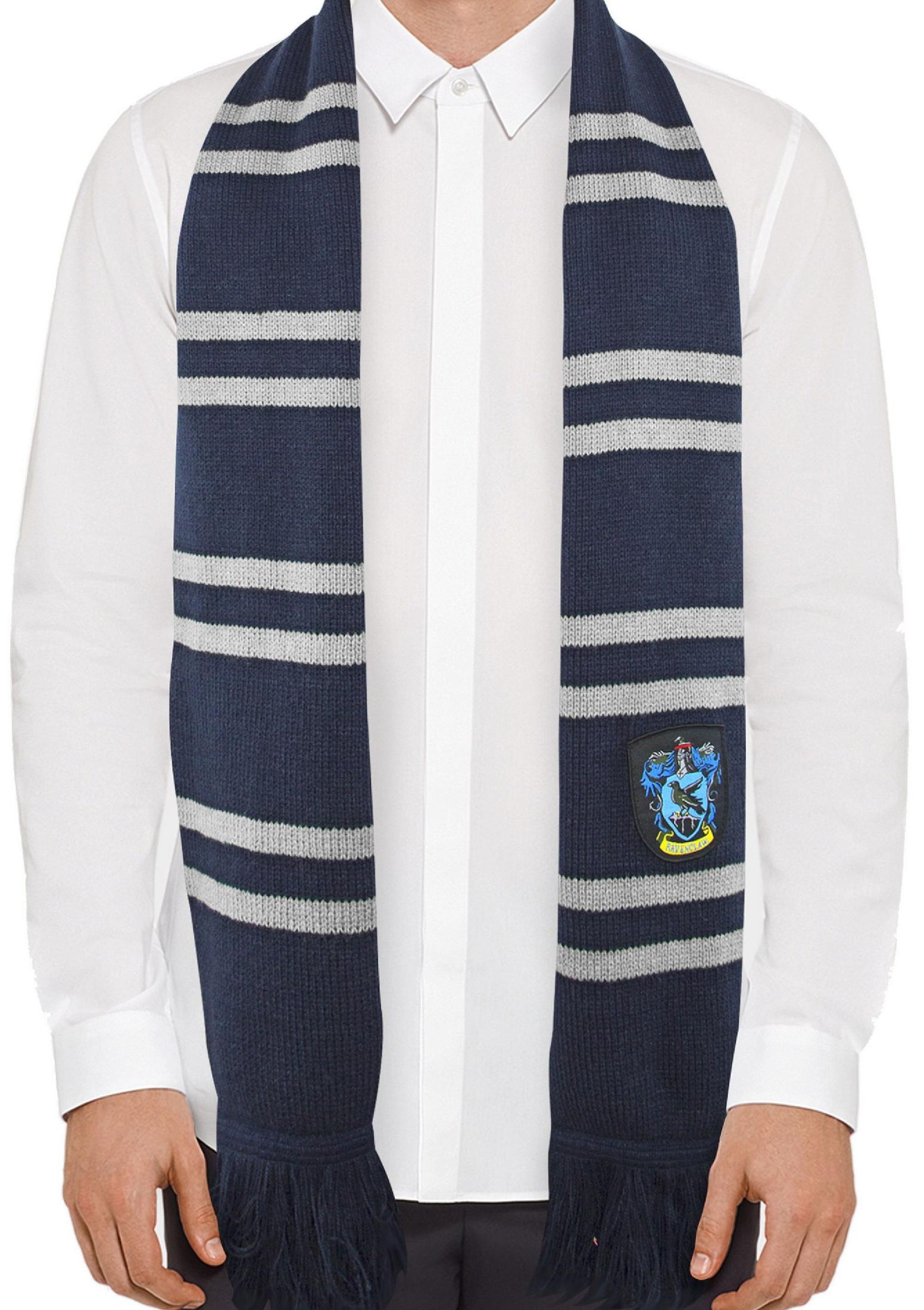 Ein Mann trägt einen dunkelblauen Schal mit hellgrauen Streifen und einem Wappen.