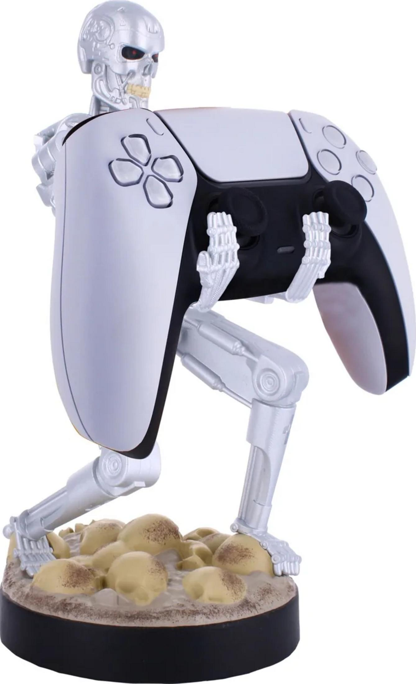 Ein silberner Terminator-Roboter hält einen weißen PS5-Controller, steht auf Schädeln.