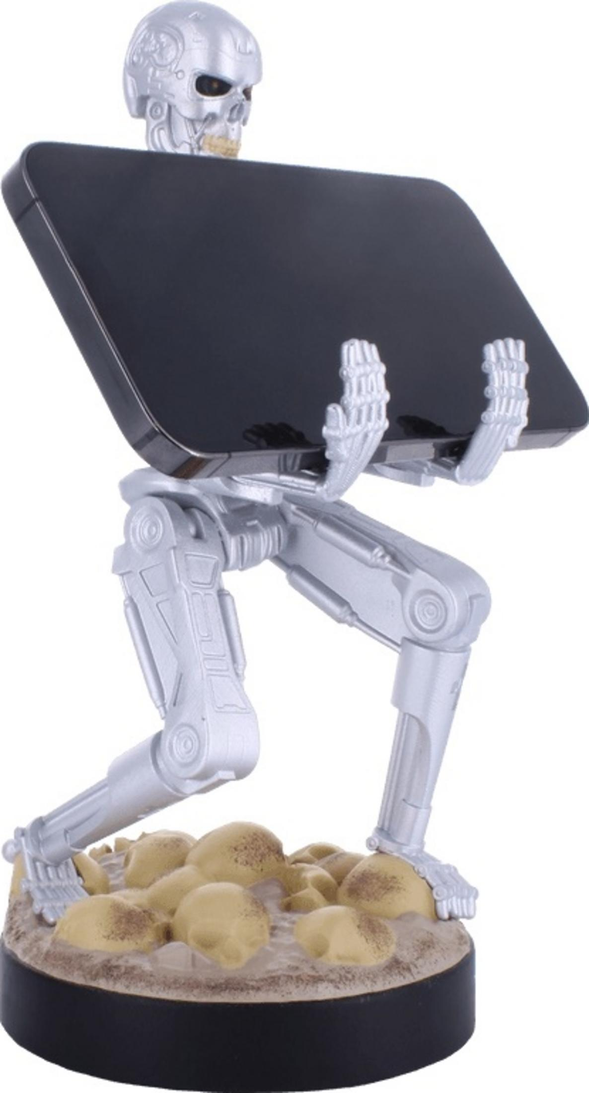Ein silberner Roboter hält ein schwarzes Smartphone auf einem Schädel-Sockel.