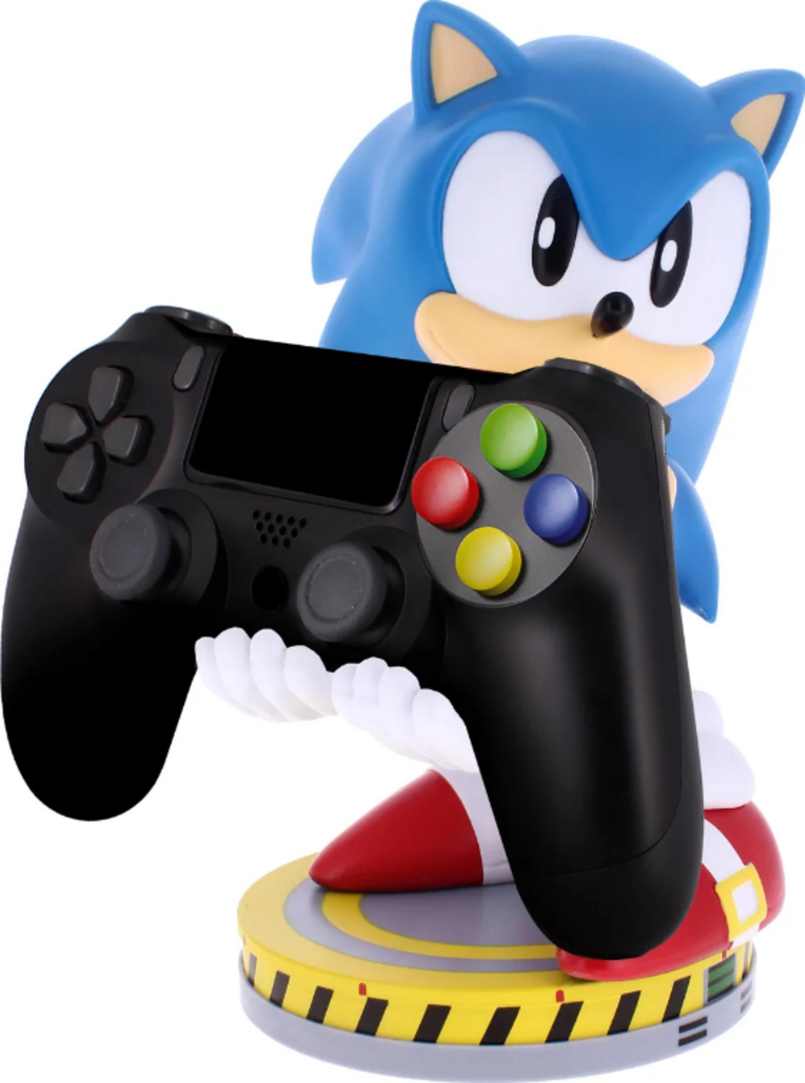 Sonic hält einen schwarzen Gamecontroller auf einem gelben Sockel mit schwarzen Streifen.