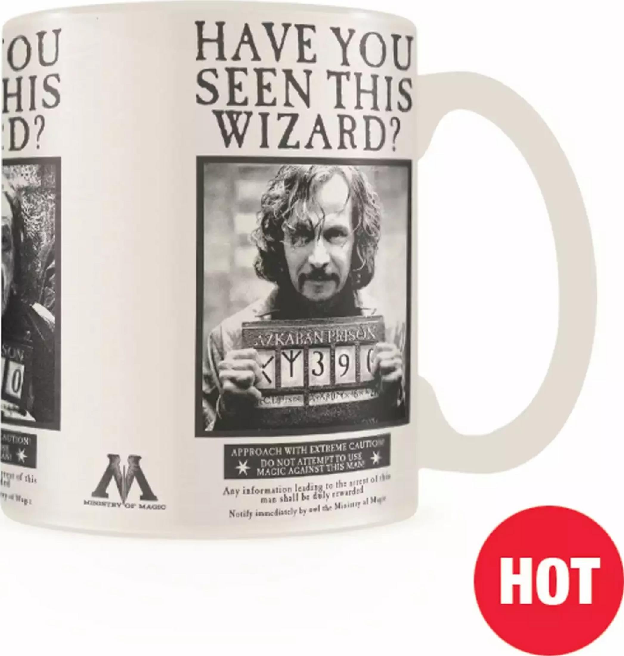 Una taza con un cartel de "se busca" y texto sobre un mago.