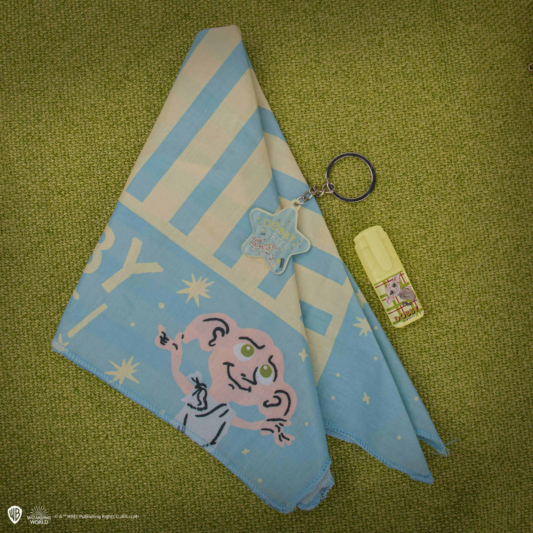 Un panno blu a righe con grafica Dobby, portachiavi e evidenziatore su tessuto verde.