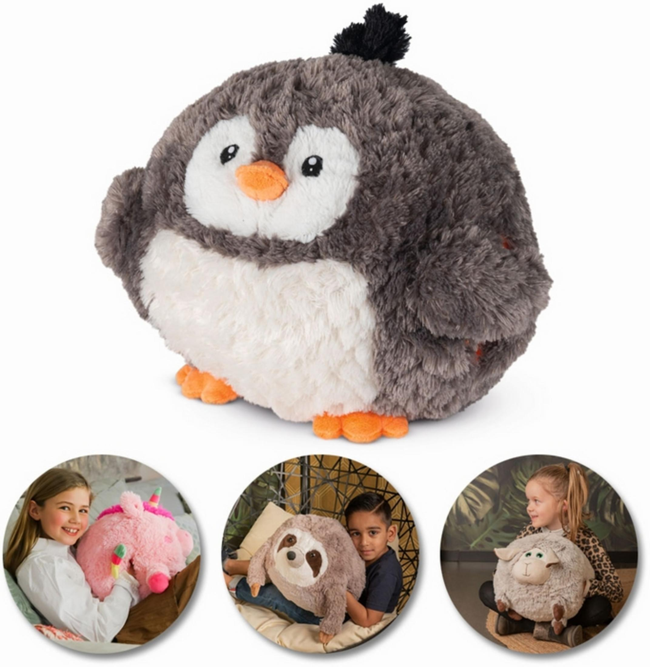 Ein flauschiges Pinguin-Plüschtier sitzt vor drei runden Bildern von Kindern mit Plüschspielzeug.