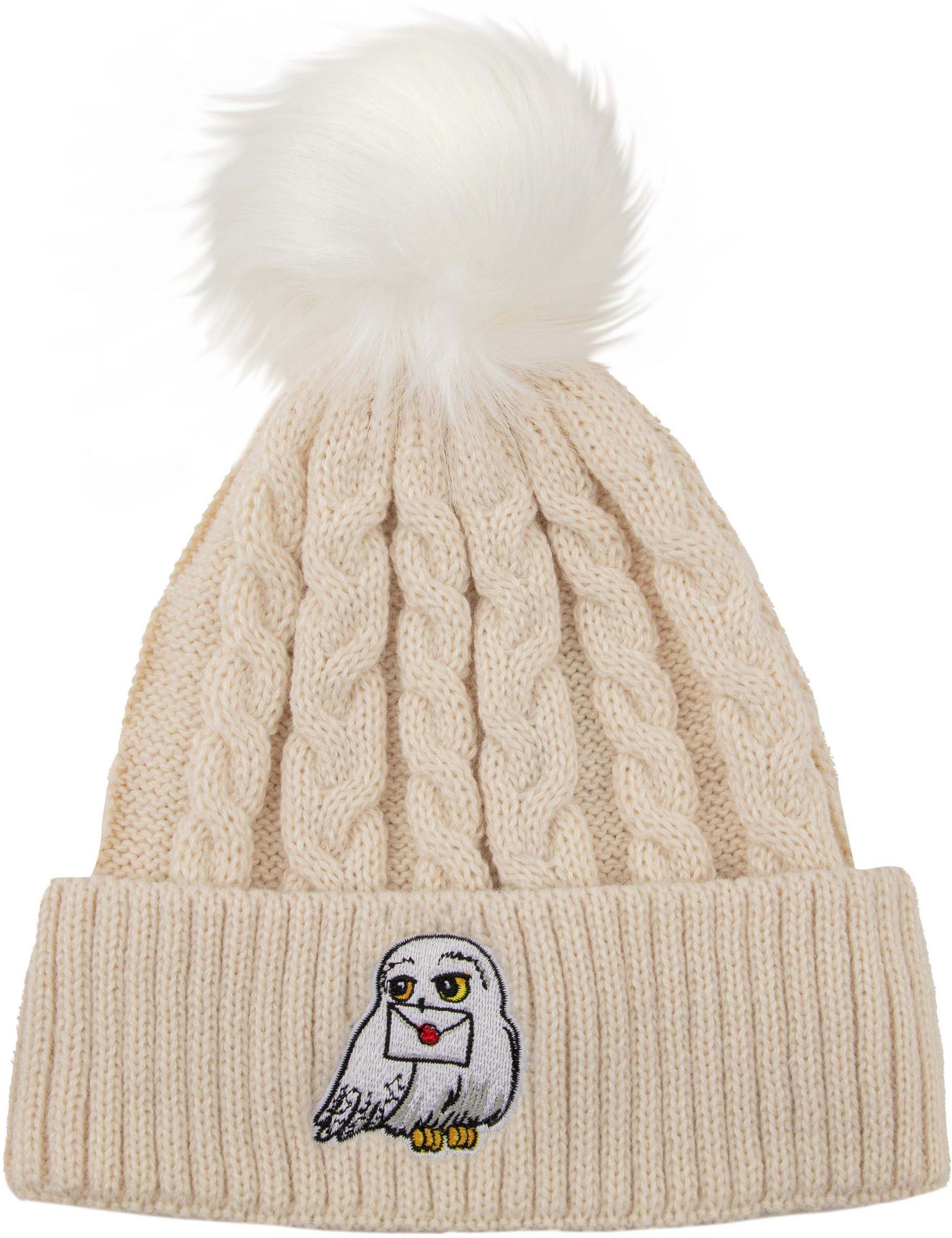 Cremefarbene Strickmütze mit Zopfmuster und weißem Bommel. Eule mit Brief-Applikation.