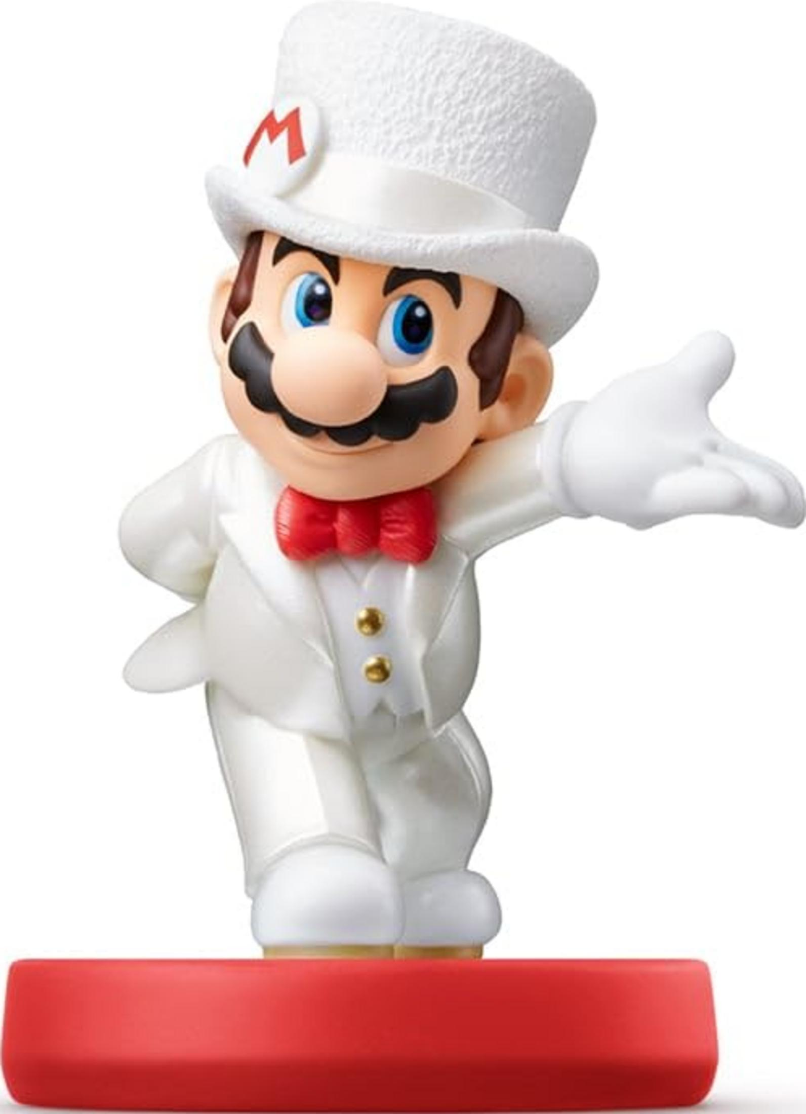Mario-Figur im weißen Anzug mit roter Fliege und weißem Zylinder auf rotem Sockel.