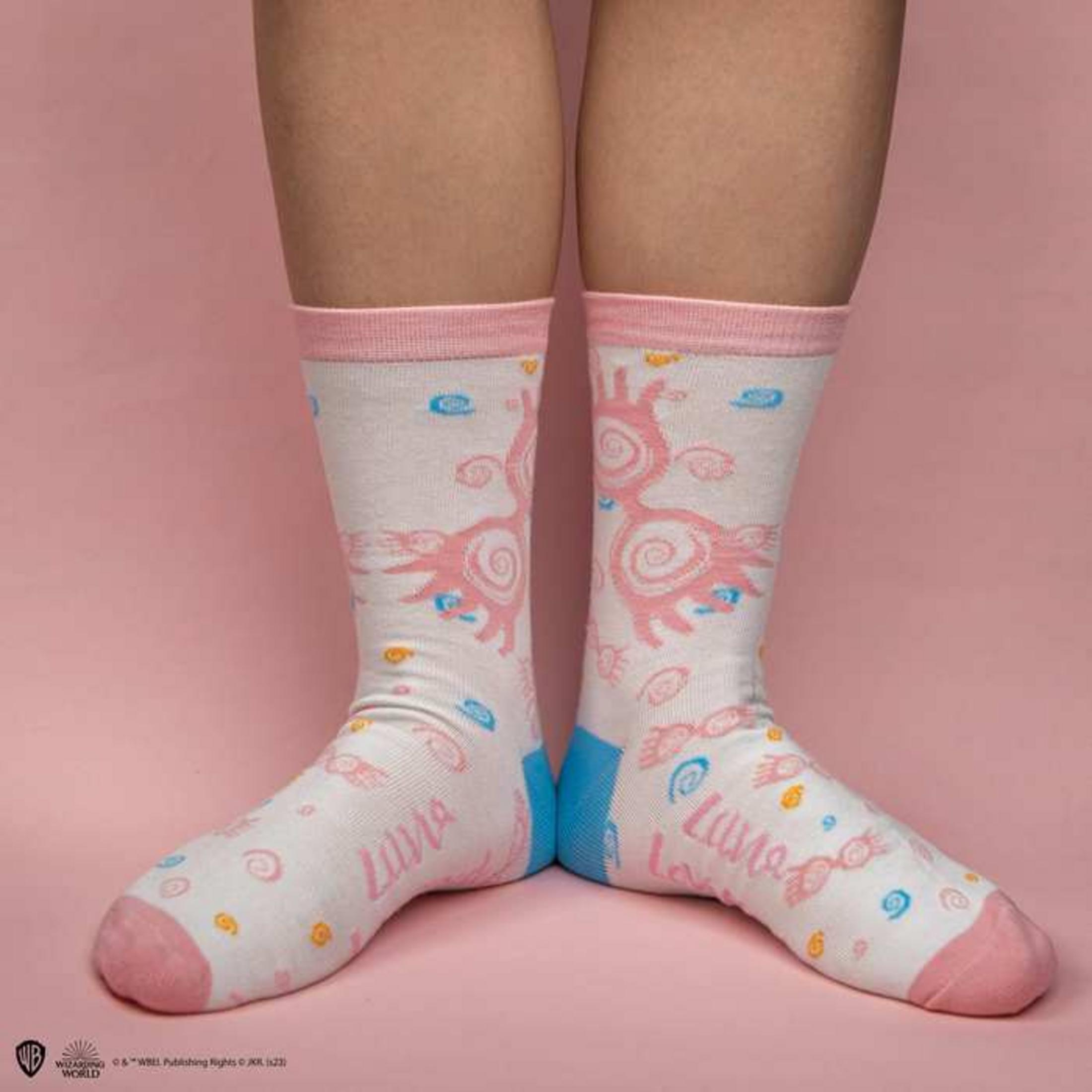 Calcetines blancos con patrones rosas y azules y la palabra "Luna".