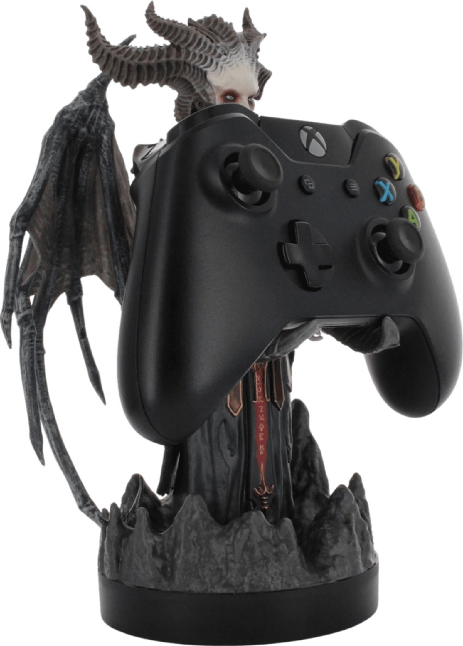 Une figure sombre cornue et ailée style Diablo tenant une manette noire.