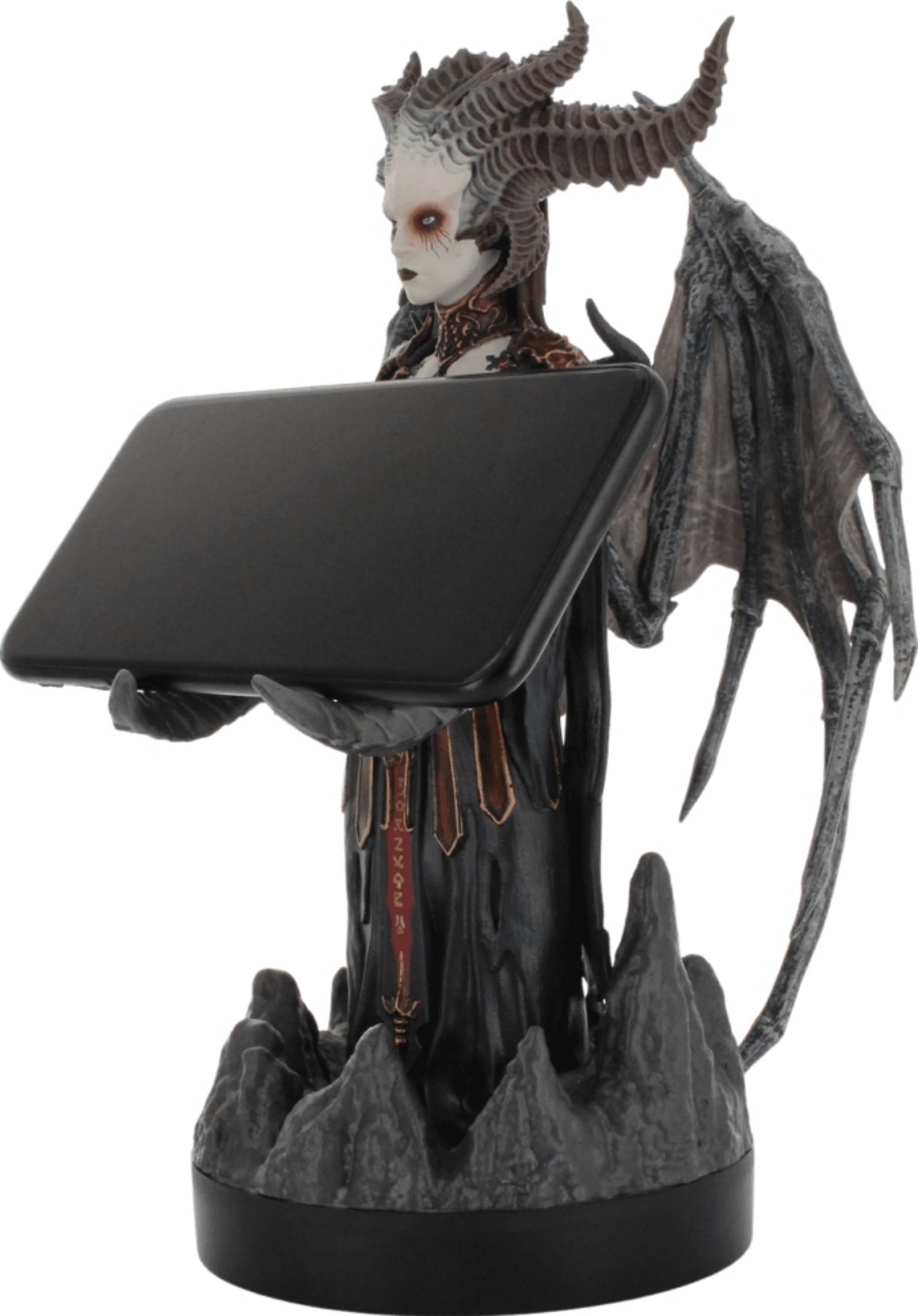 Une figurine ailée avec des cornes tient un objet rectangulaire noir.