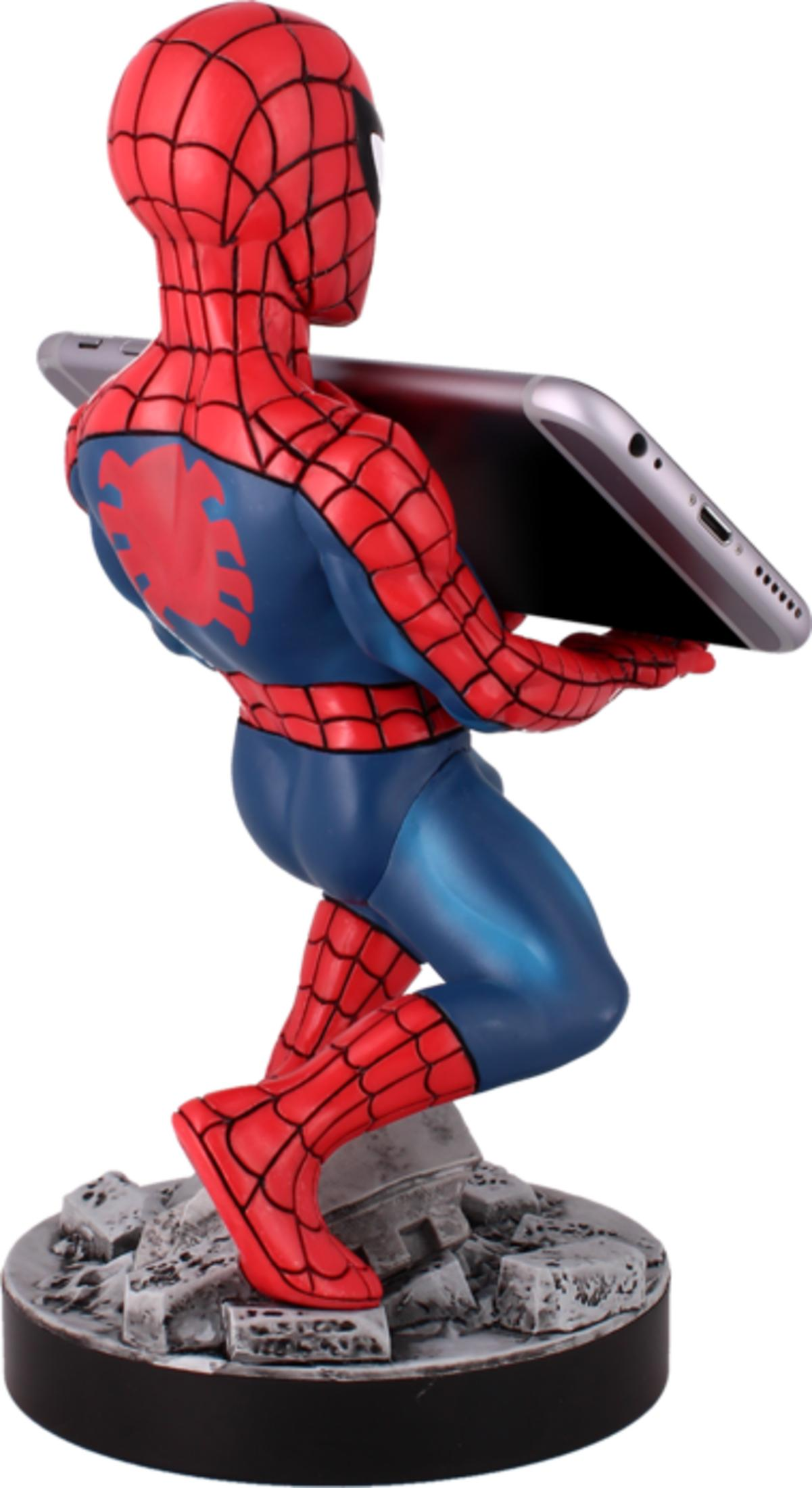 Statua di Spiderman che tiene uno smartphone su una base in rovina.