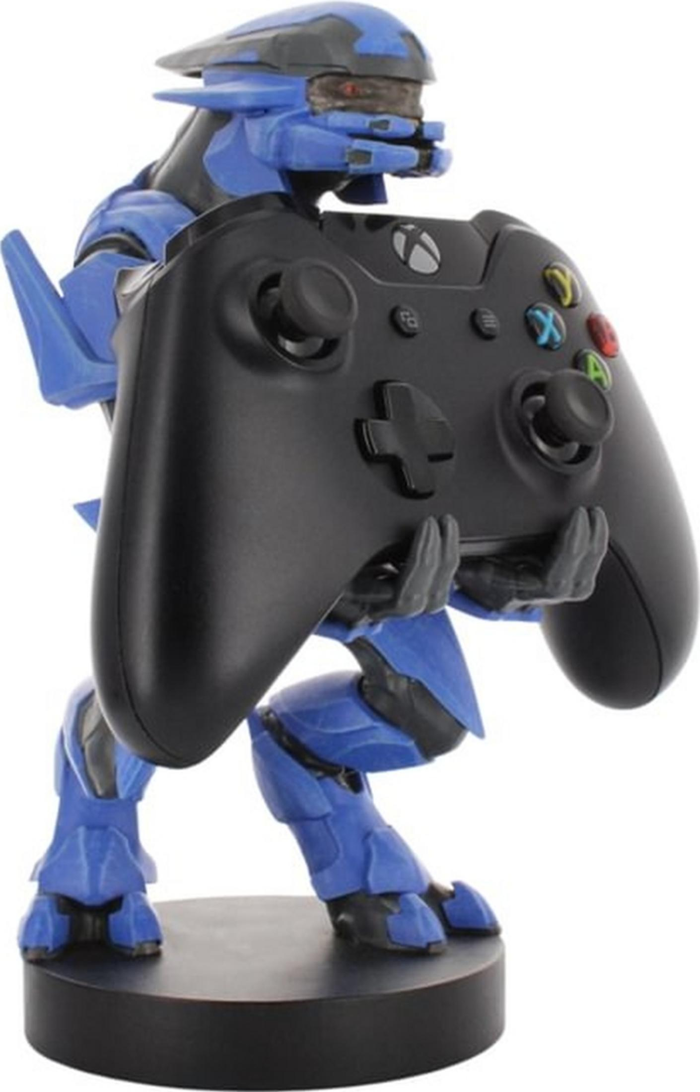 Eine blaue Figur hält eine schwarze Xbox-Steuerung auf einem schwarzen Sockel.