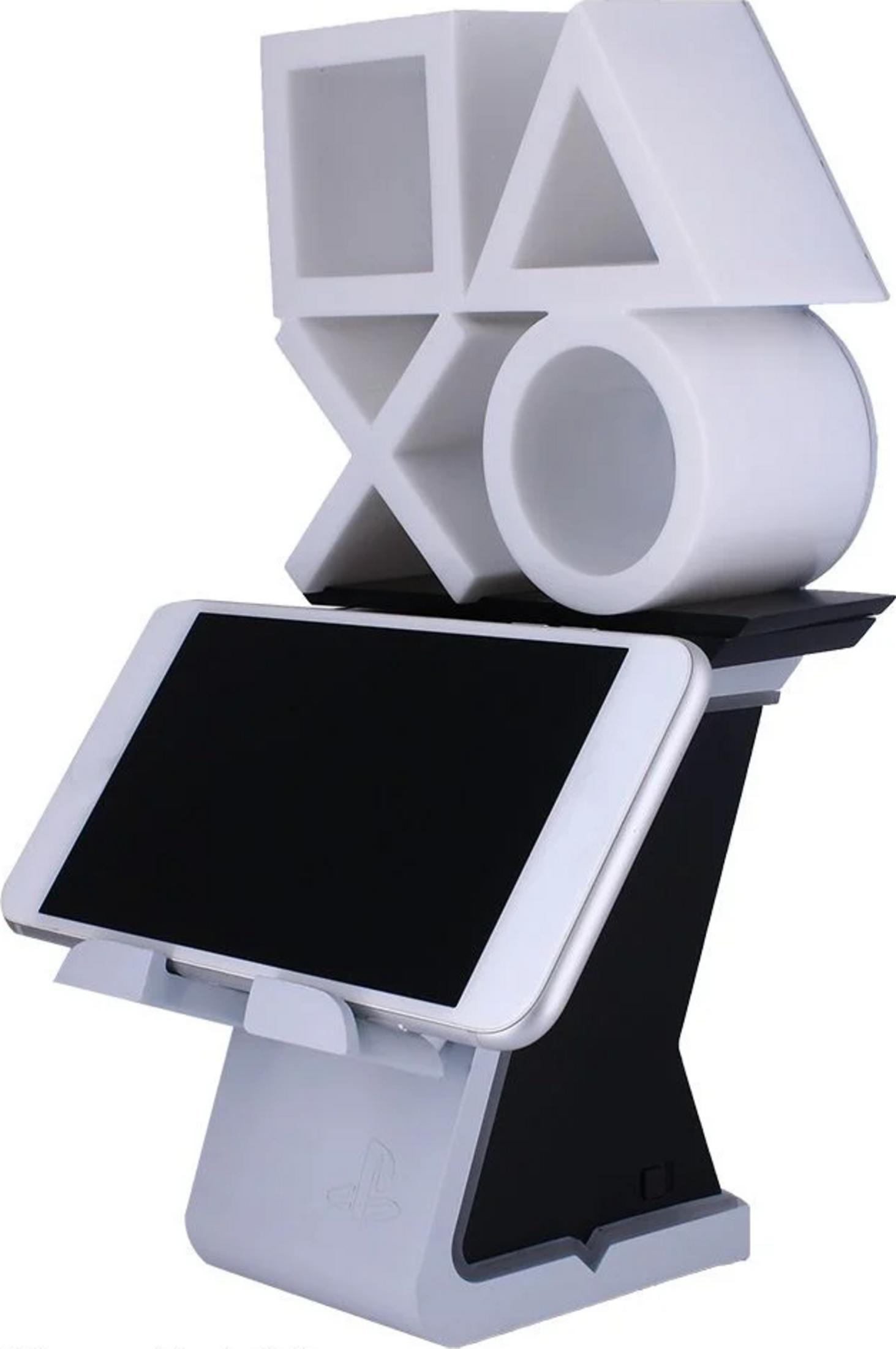 Uno smartphone è appoggiato su un supporto bianco con simboli PlayStation.