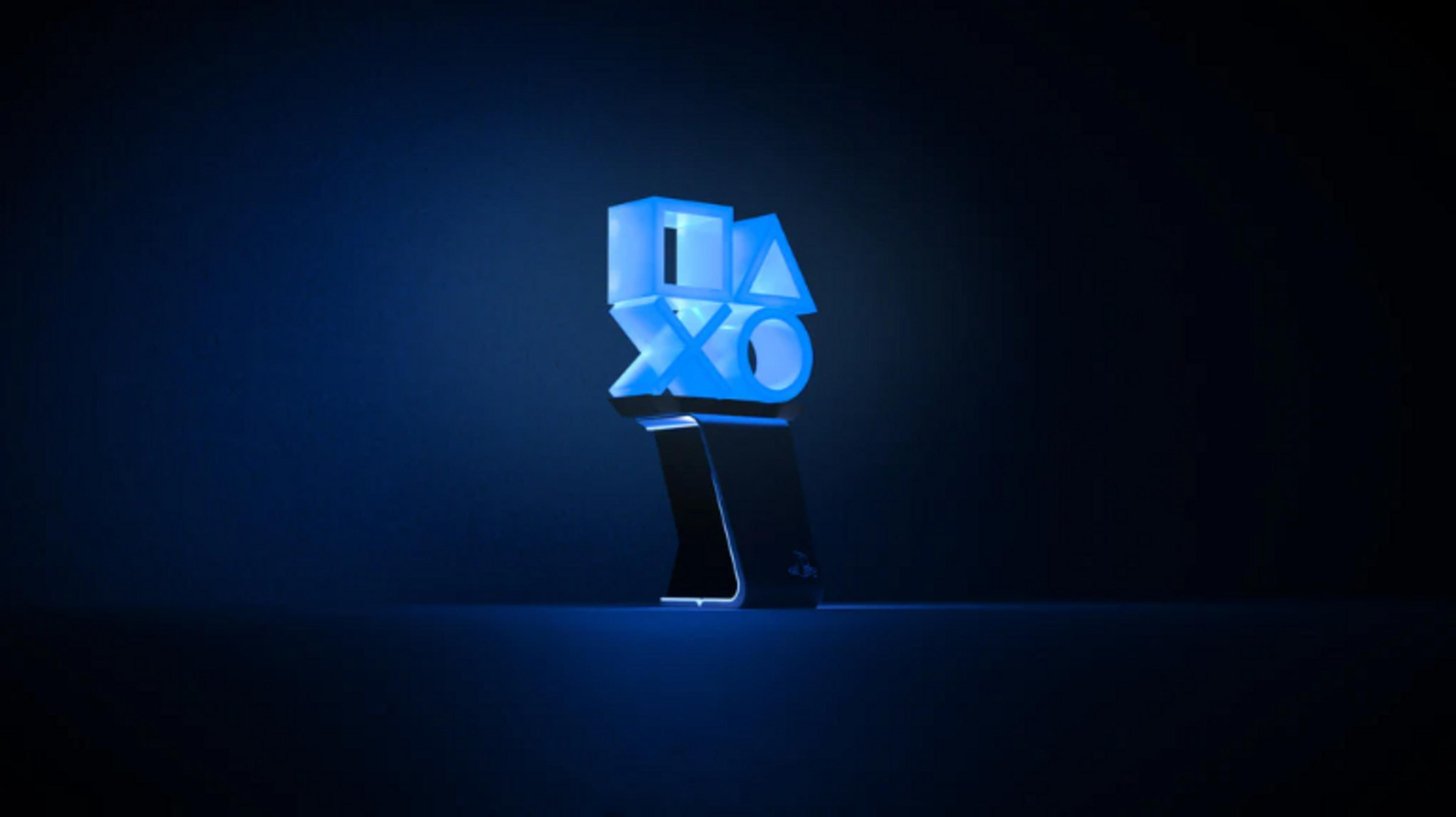 Un simbolo PlayStation blu luminoso su sfondo scuro.