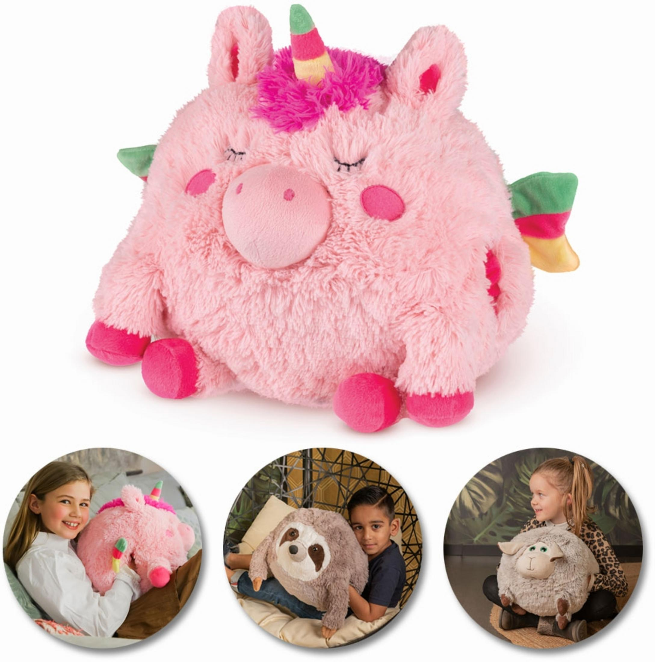 Ein rosa Plüsch-Einhorn mit Kindern und anderen Plüschtieren.