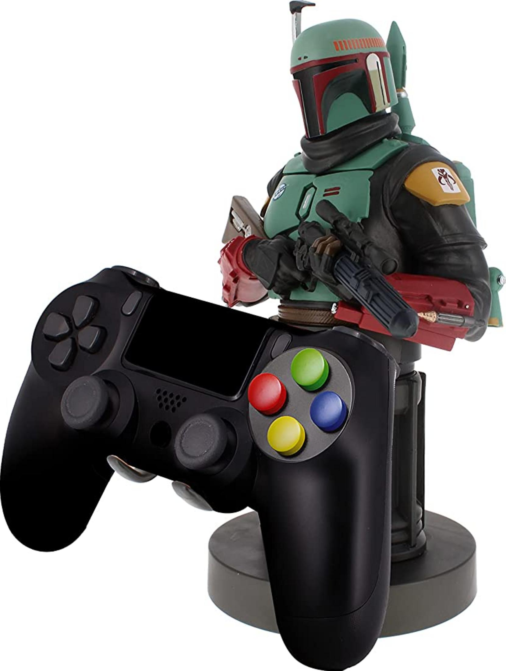 Statua di Boba Fett che tiene un controller di gioco nero su un supporto.