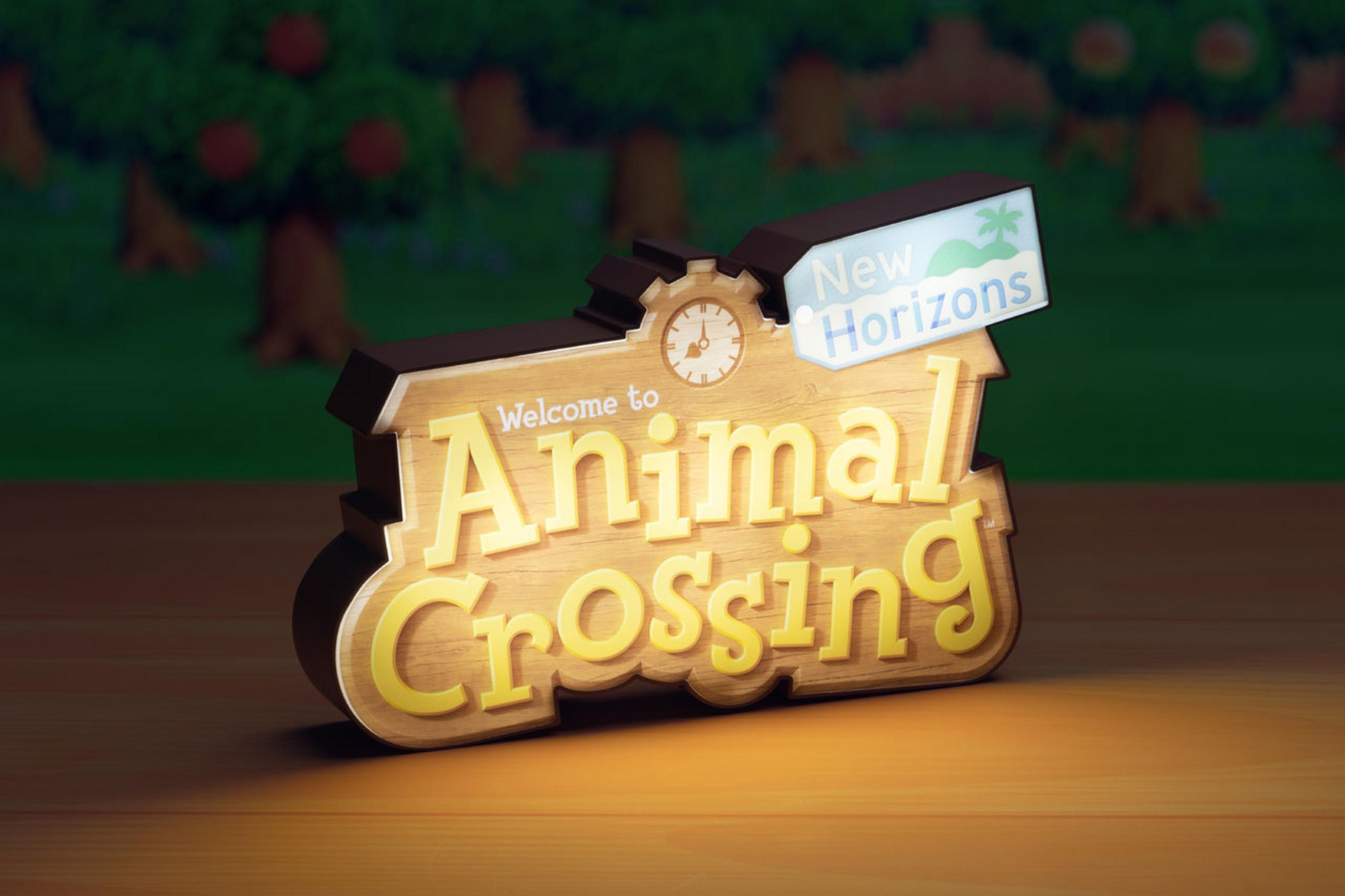 Benvenuti in Animal Crossing con il logo New Horizons, davanti agli alberi.