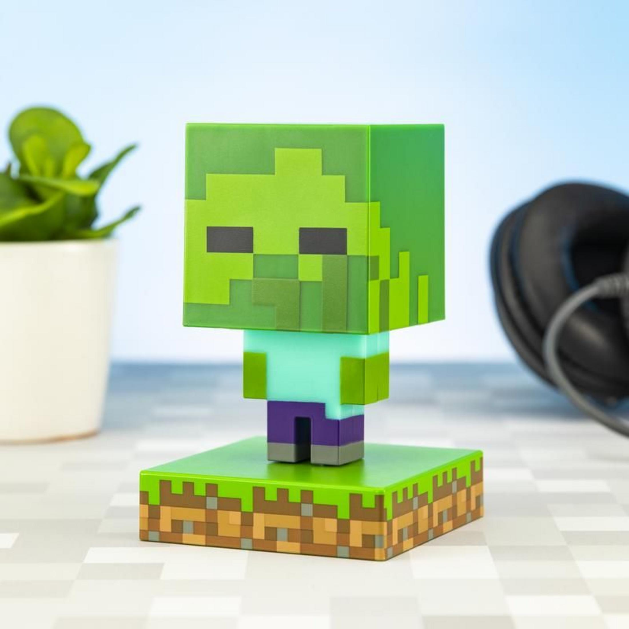 Ein Minecraft Zombie-Charakter steht auf einer Grasbasis, daneben eine Pflanze und Kopfhörer.