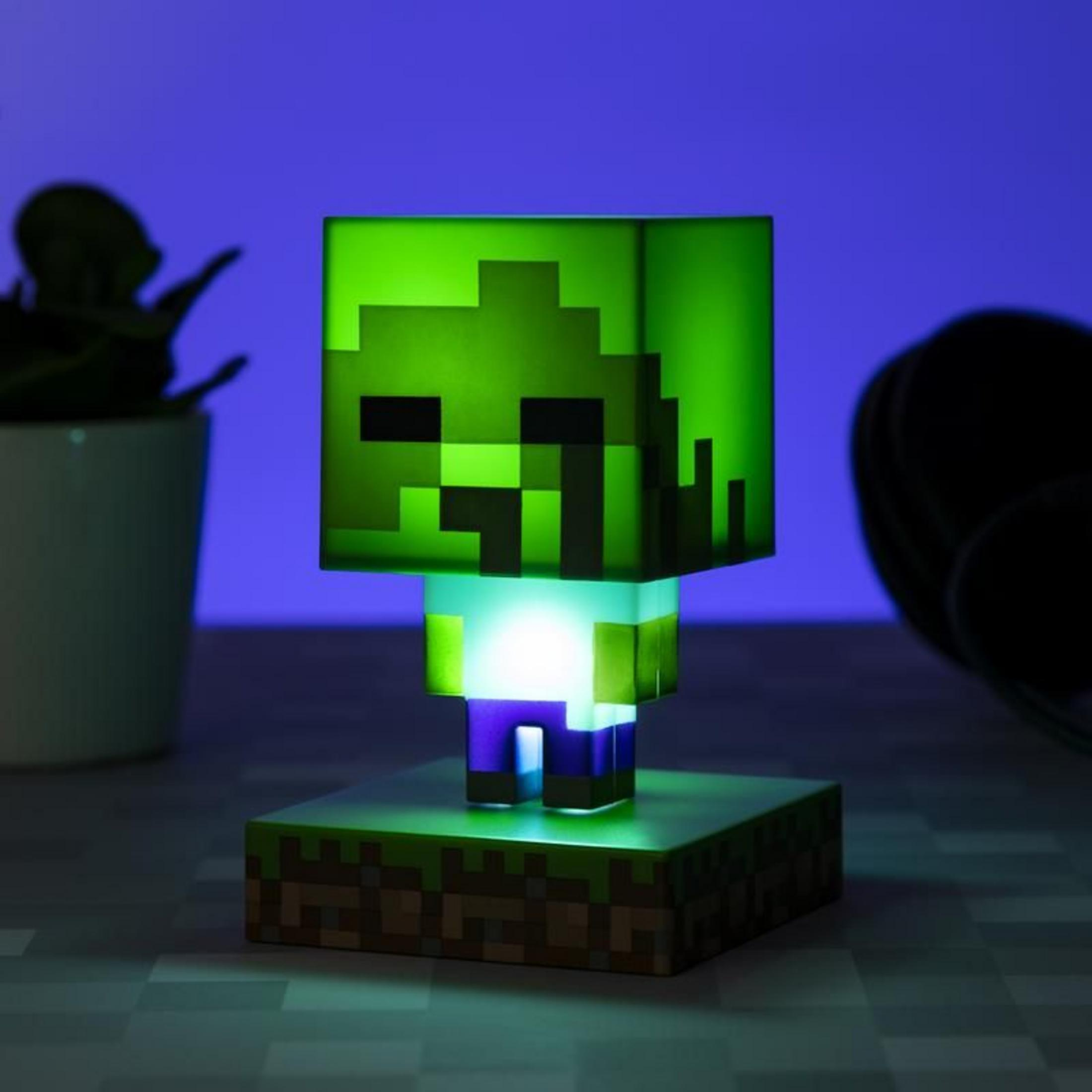 Ein Minecraft-Zombie-Licht leuchtet grün und weiß auf einem Grasblock-Sockel.