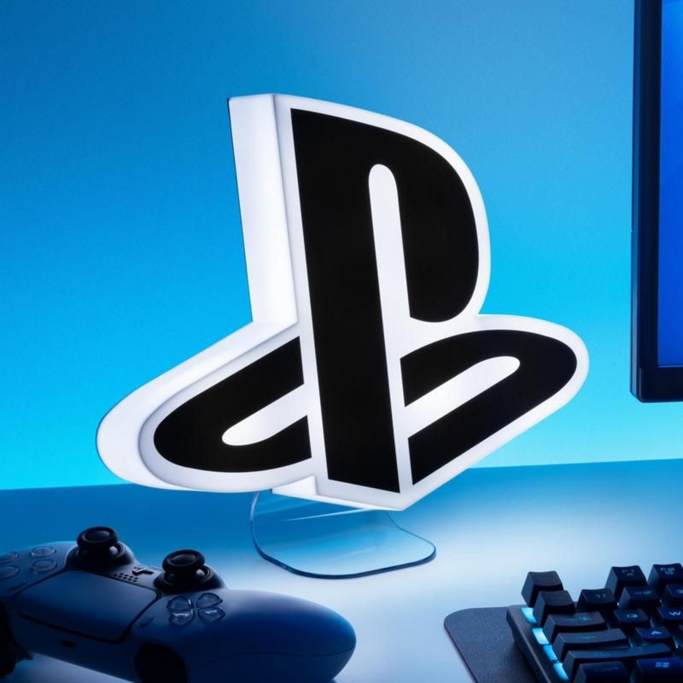 Playstation-Logo-Lampe mit Controller und Tastatur auf blauem Hintergrund.