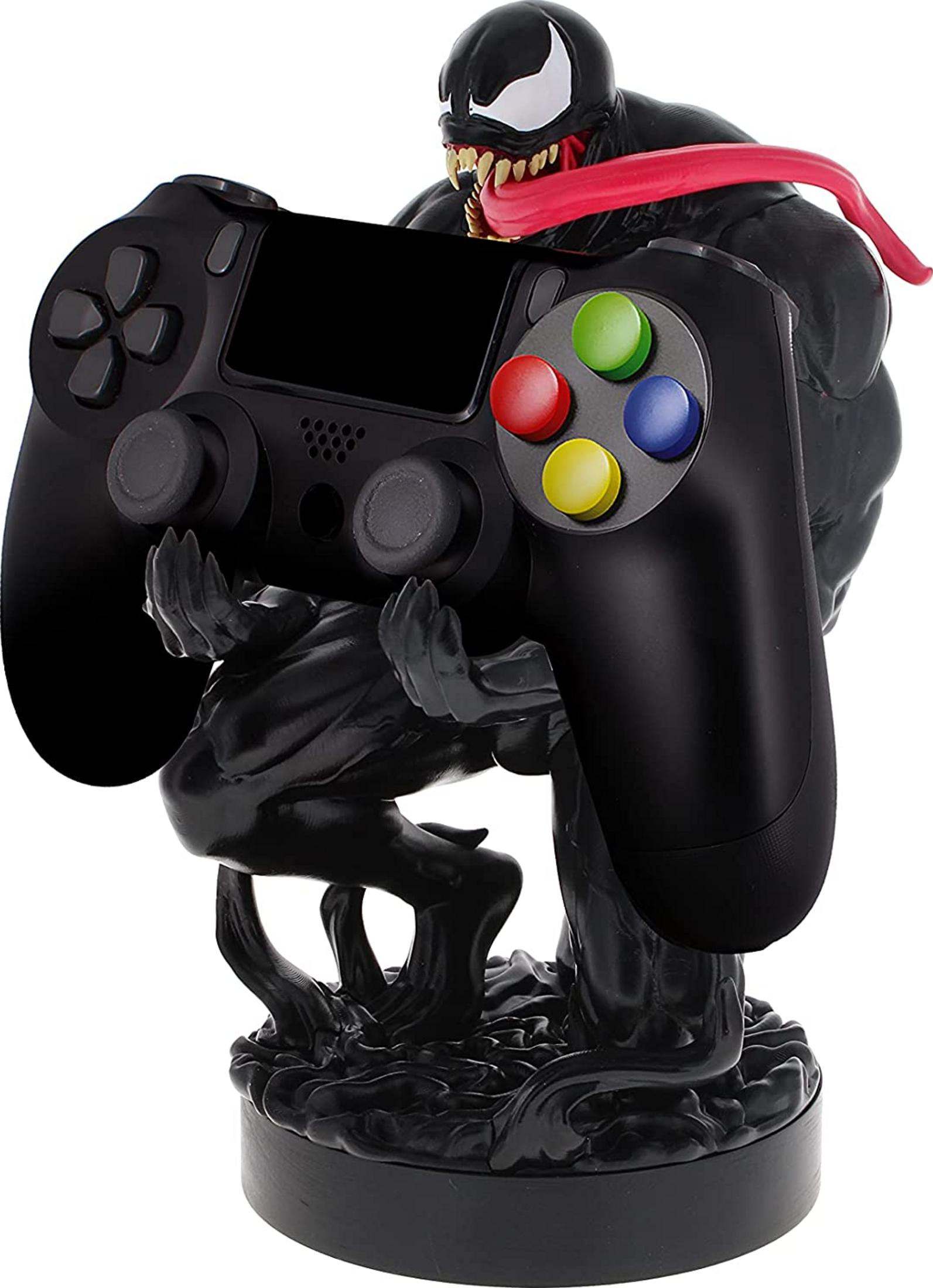 Figura di Venom tiene controller nero con pulsanti colorati.
