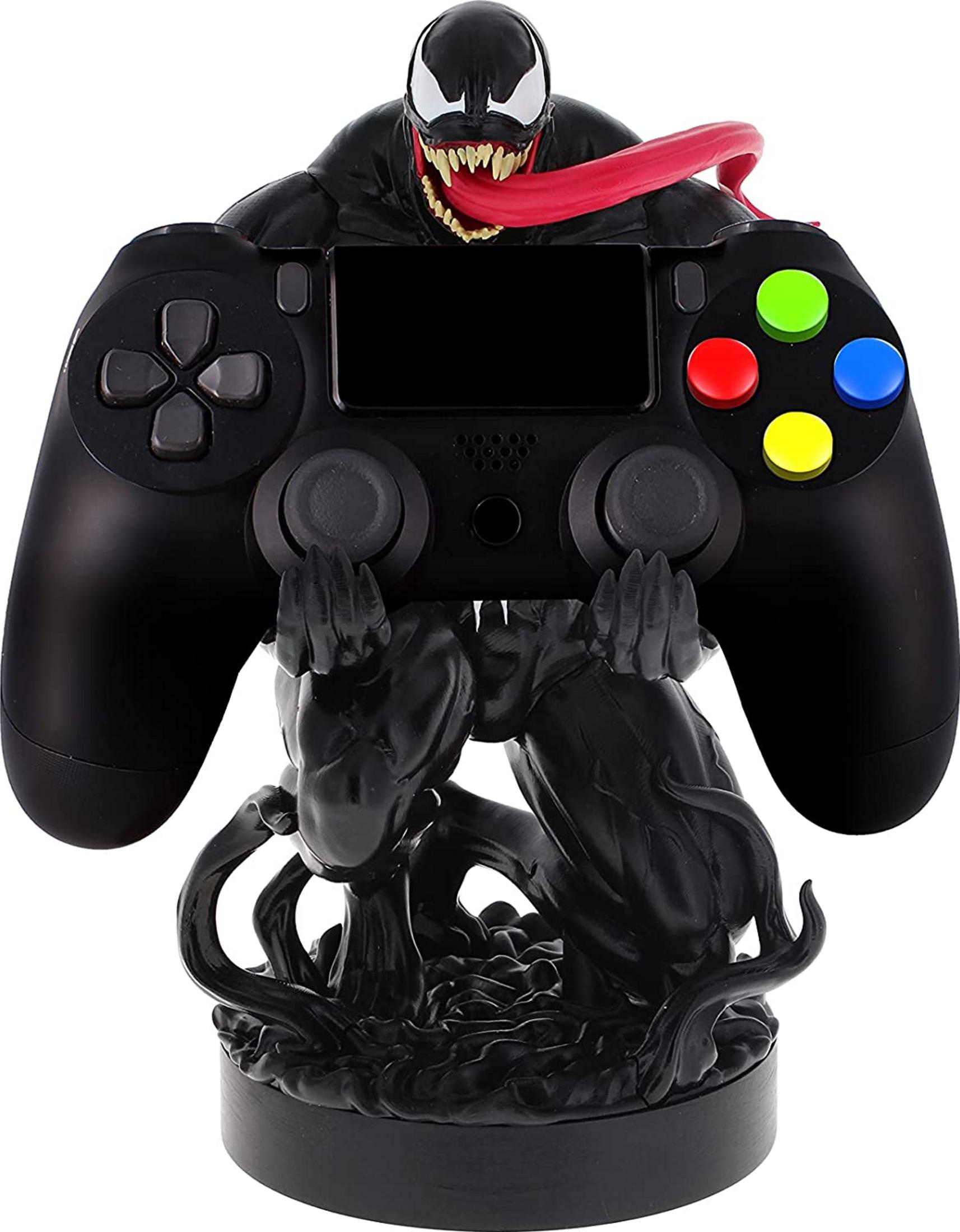 Figura di Venom tiene un controller nero con pulsanti colorati.