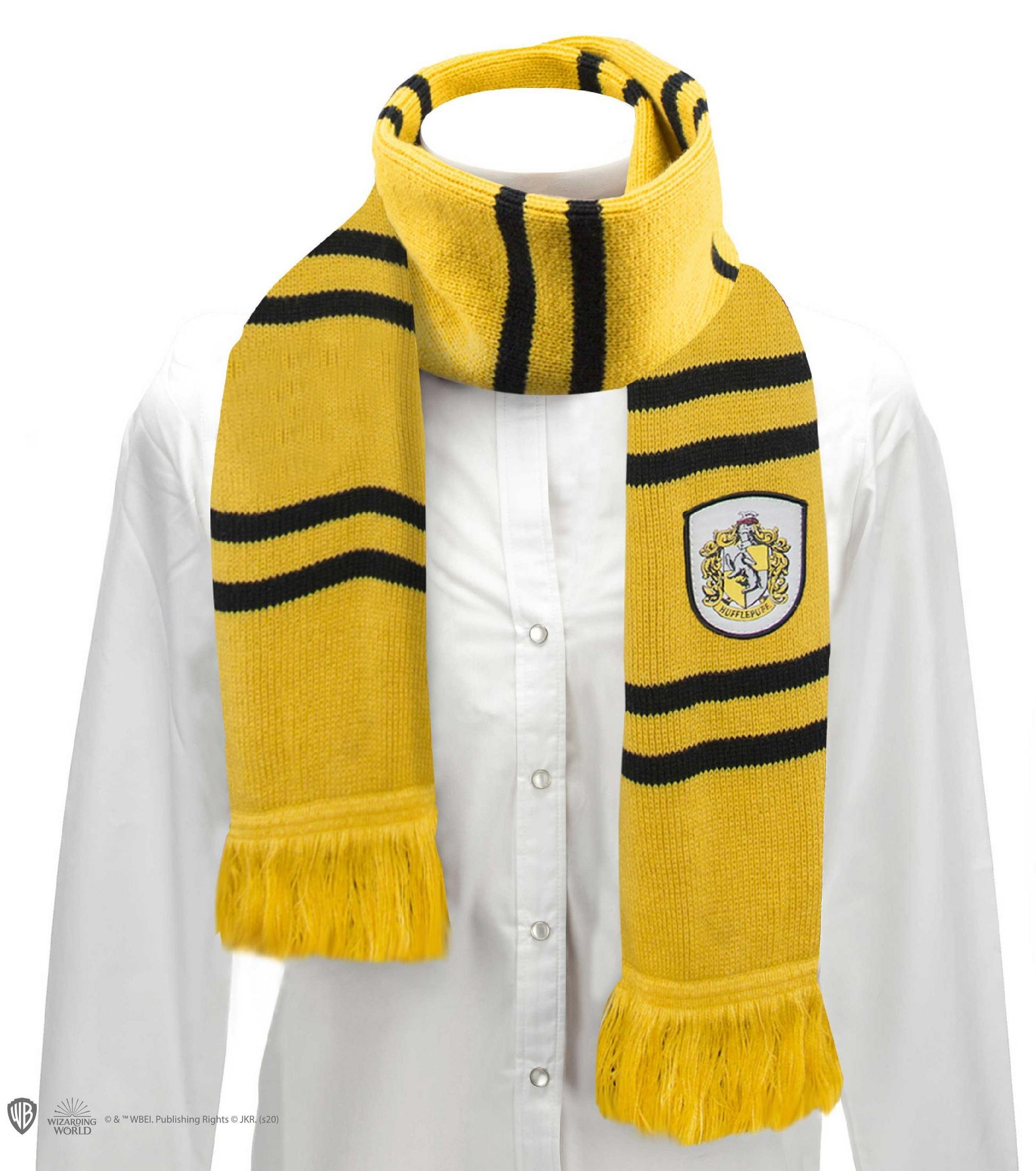 Ein gelb-schwarzer Schal mit Wappen von Hufflepuff, getragen über einem weißen Hemd.