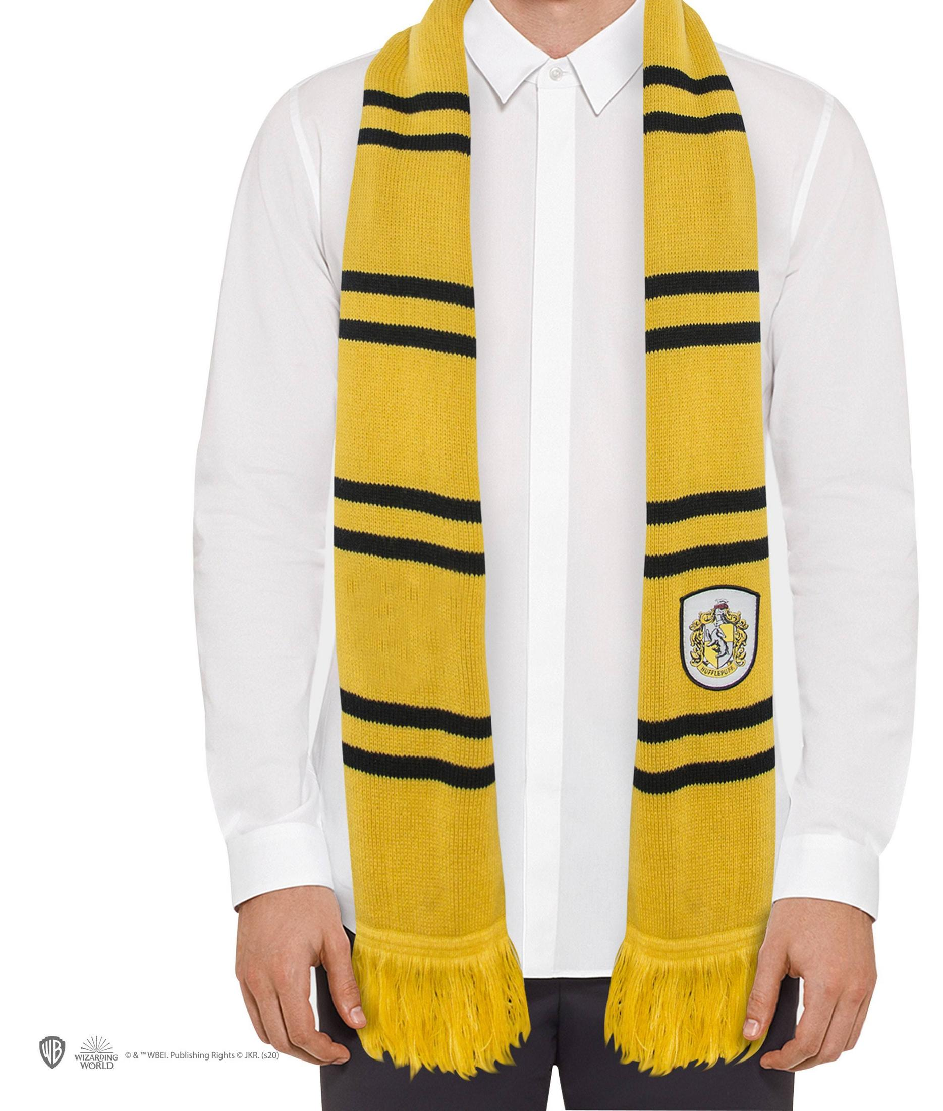 Ein Mann trägt einen gelben Schal mit schwarzen Streifen und dem Wappen von Hufflepuff.