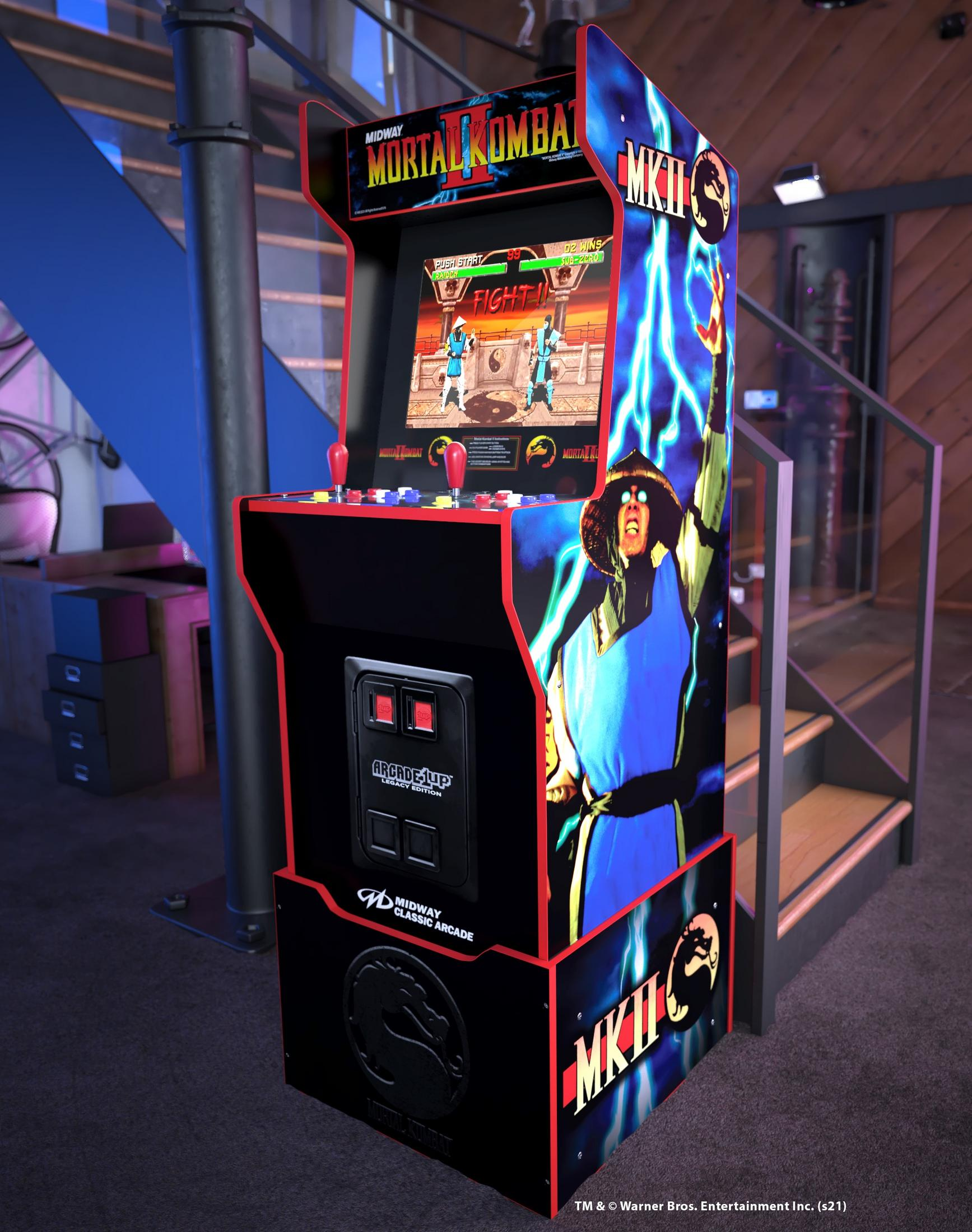 Una cabina arcade di Mortal Kombat II con Raiden e Sub-Zero sullo schermo.