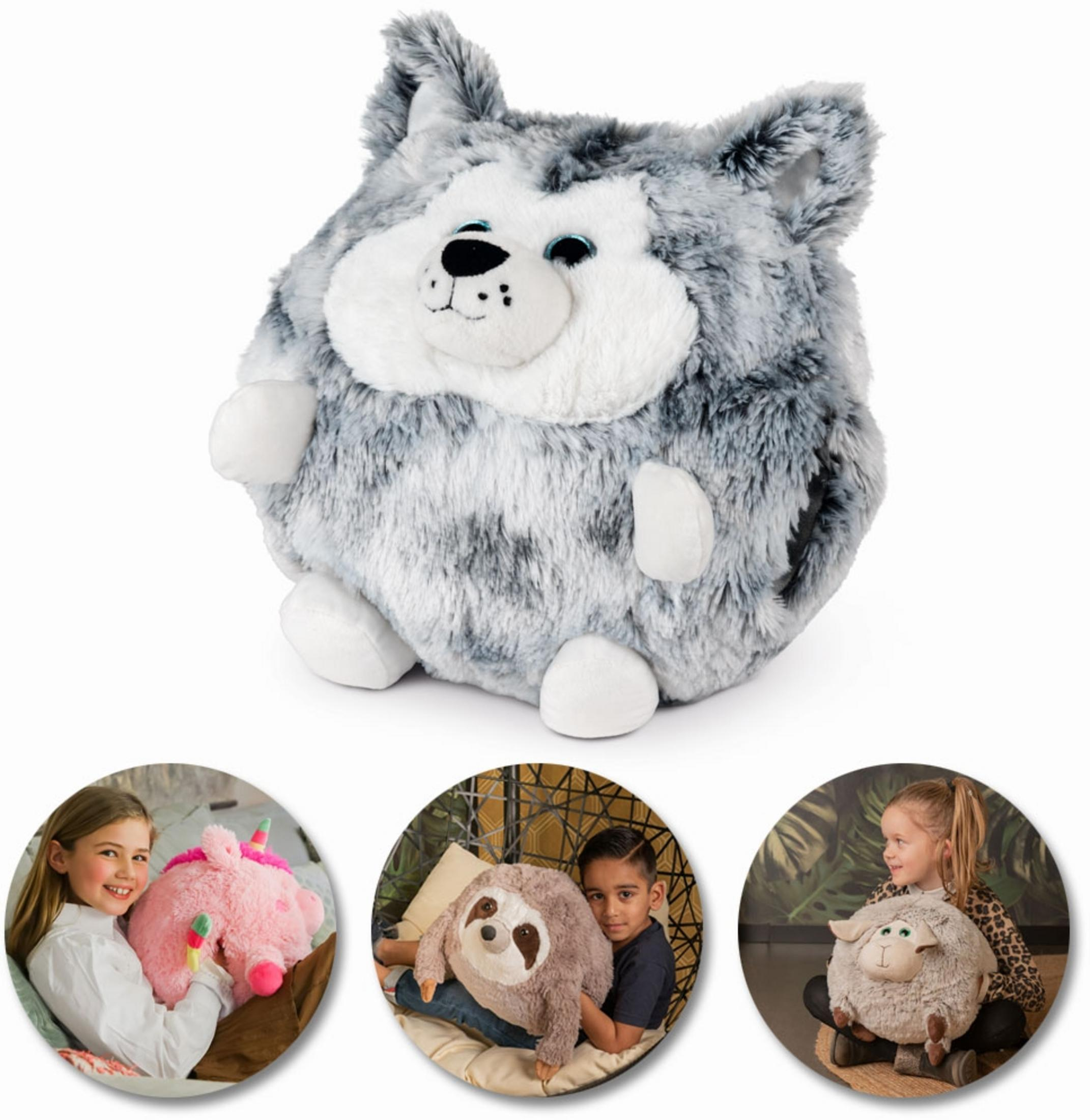 Ein flauschiges, rundes Plüschtier eines Wolfes und drei Kinder, die mit Plüschtier-Einhörnern, Faultieren und Schafen spielen.
