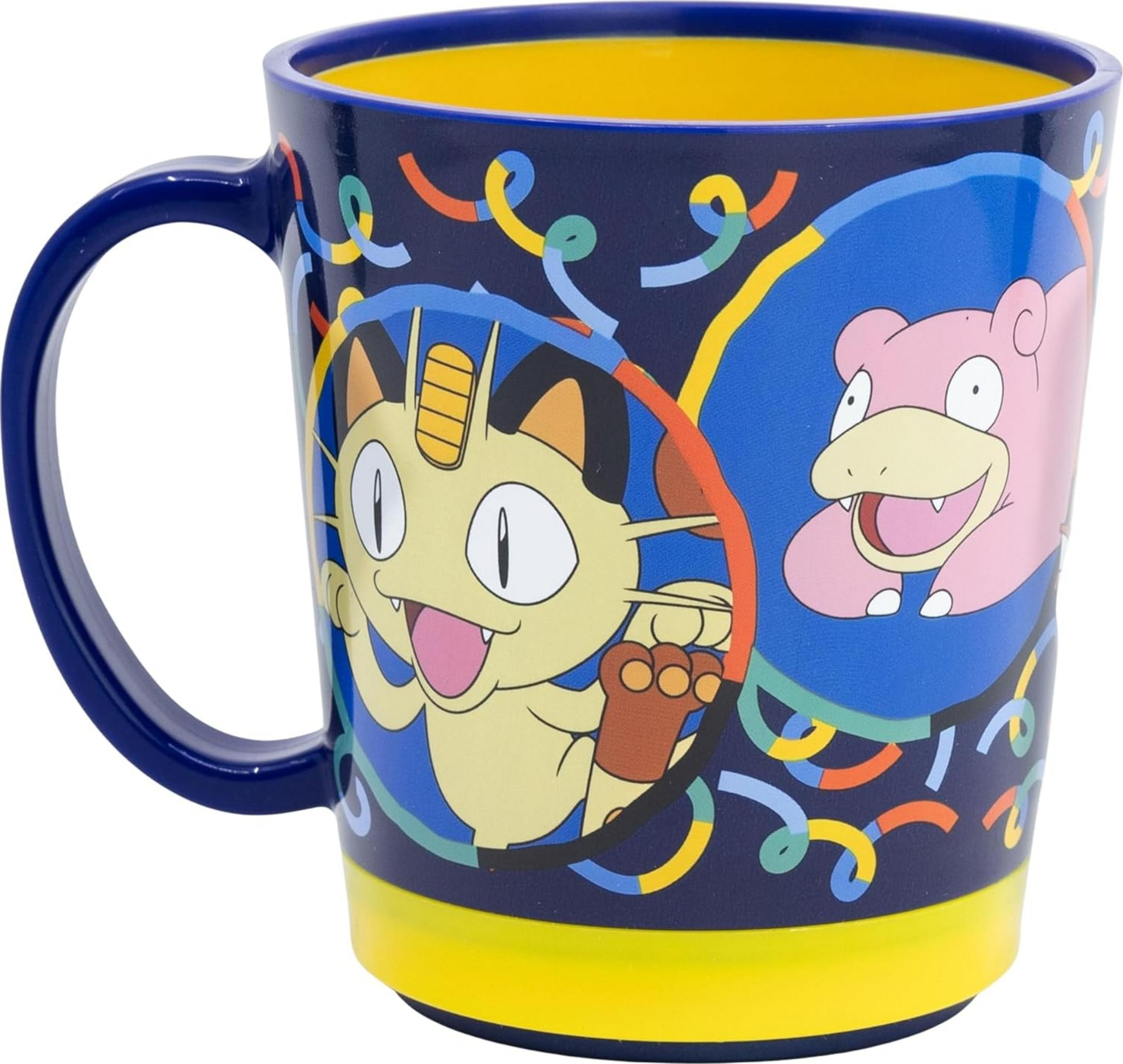 Taza azul oscuro con Pokémon Meowth y Slowpoke, borde amarillo.