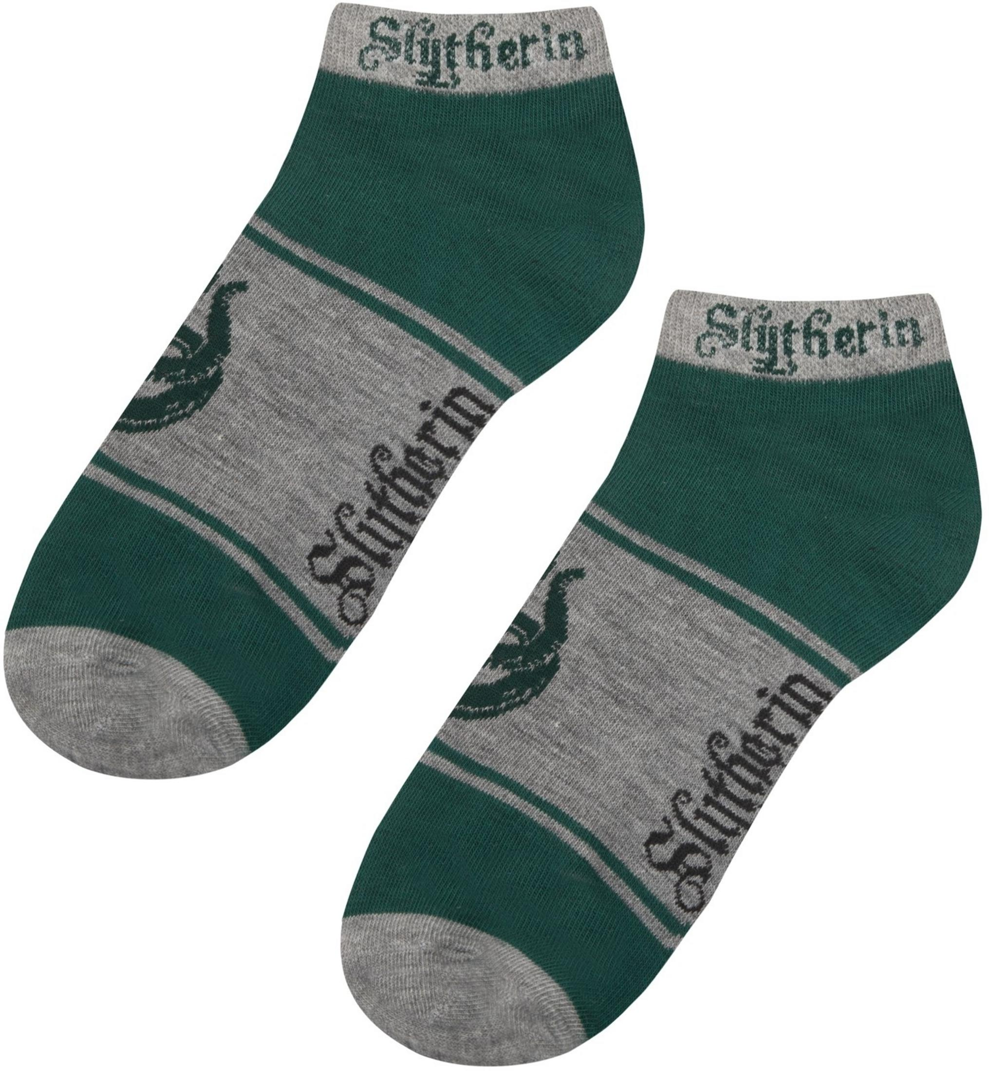 Zwei graue Socken mit grünen Streifen und dem Slytherin-Logo und Schriftzug.