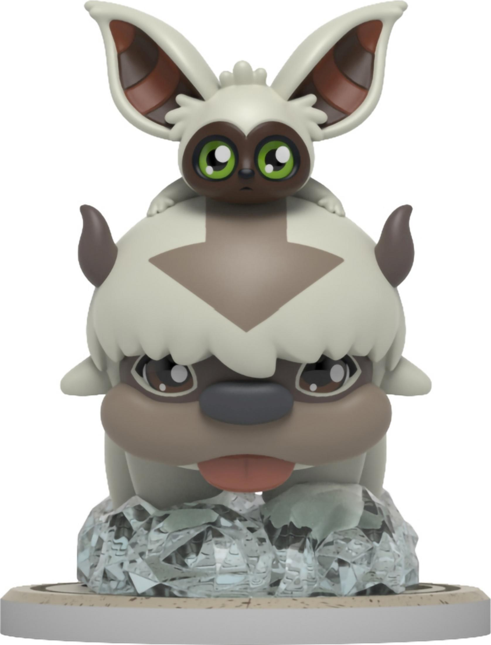 Eine kleine Figur von Momo sitzt auf dem Kopf von Appa, beide auf einem Sockel.