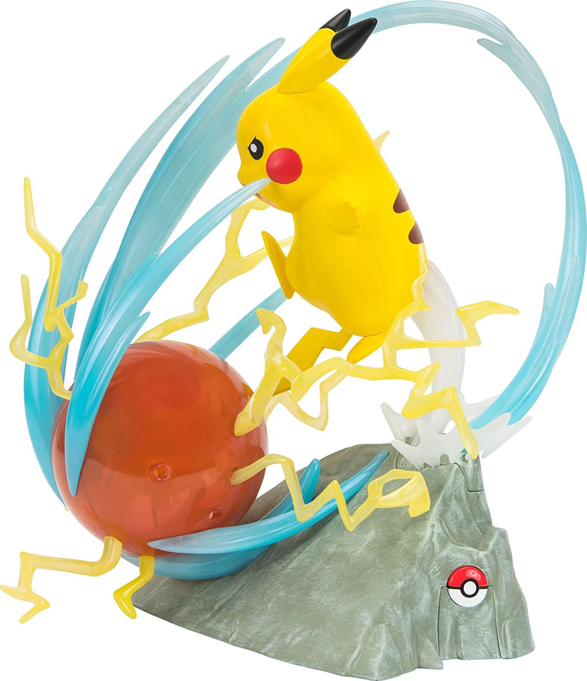 Pikachu kämpft mit einem roten Ball, umgeben von blauen und gelben Blitzen auf einem Felsen.