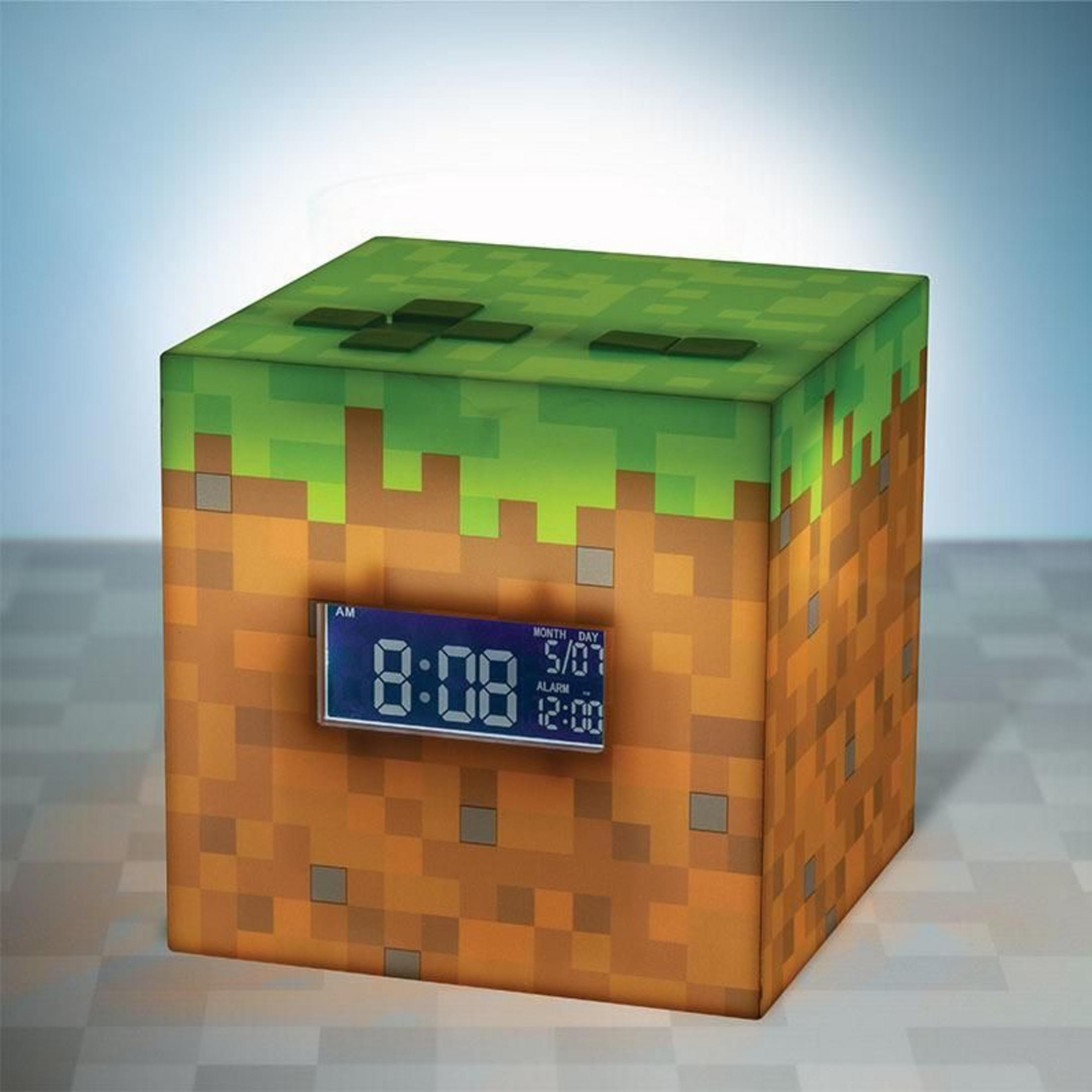Budzik w kształcie bloku Minecraft pokazuje 8:08. Zielony wierzch, brązowe boki.