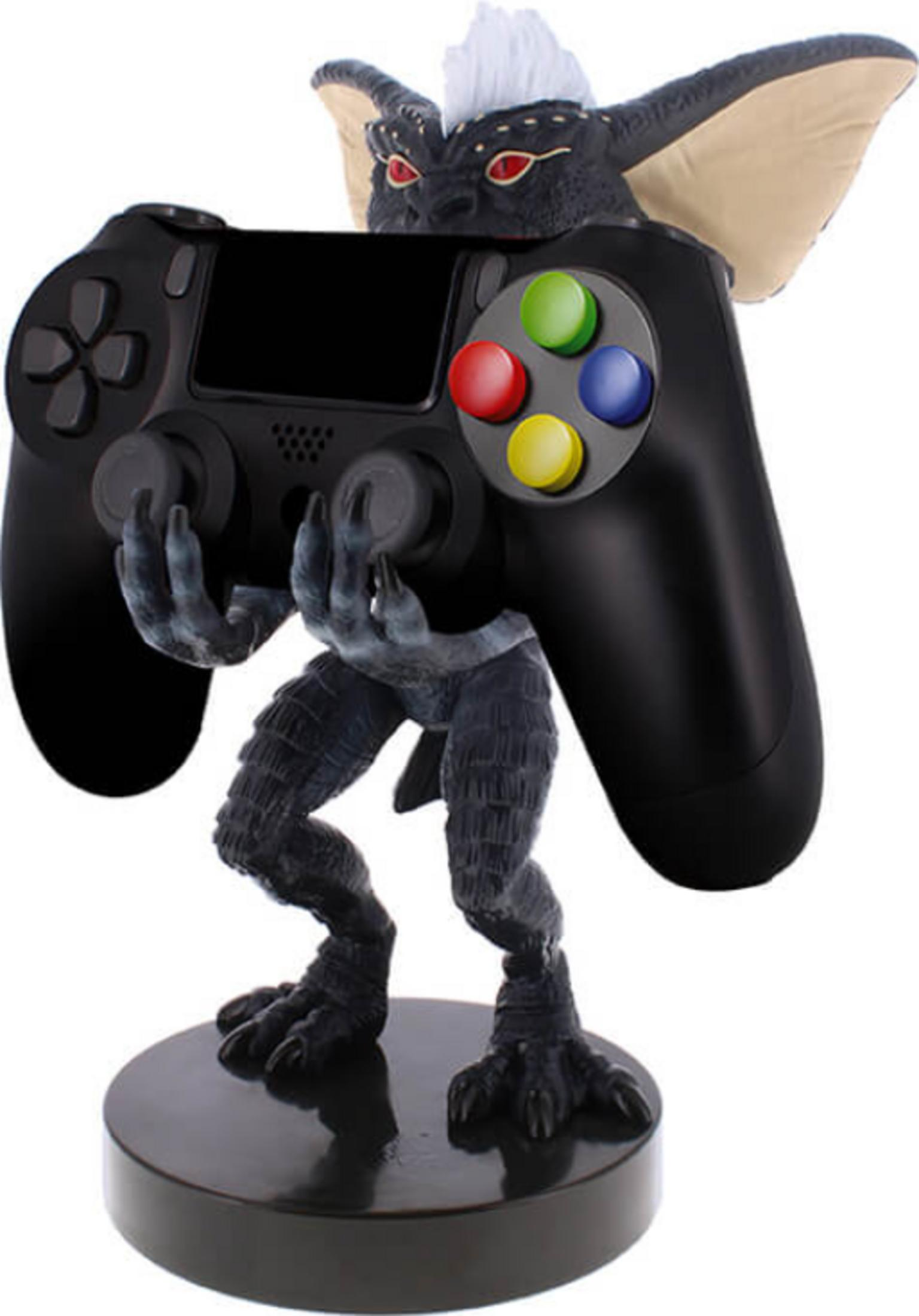 Un gremlin scuro tiene un controller nero con pulsanti colorati.