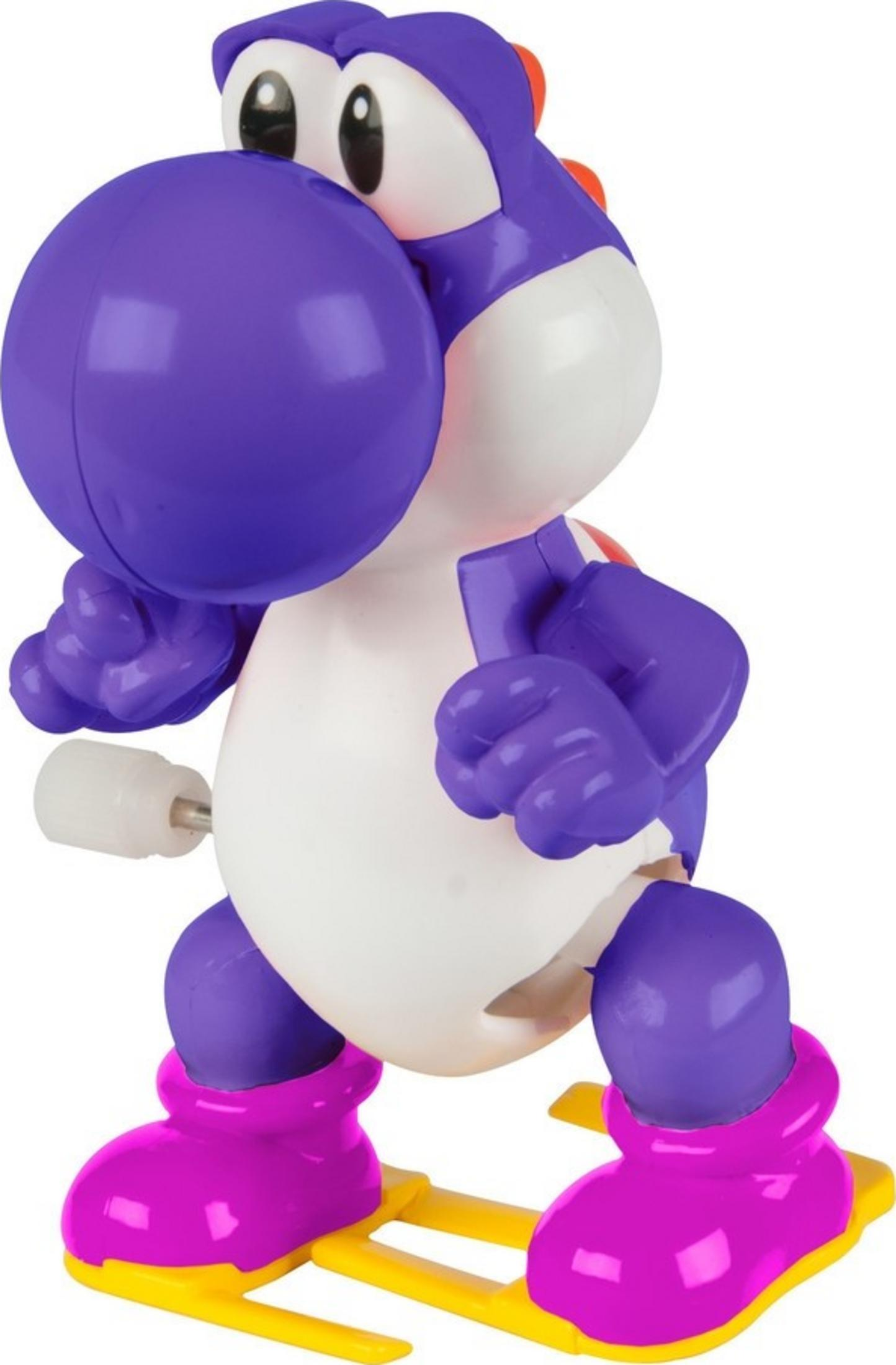 Figurine Yoshi violette sur skis jaunes avec bottes roses.