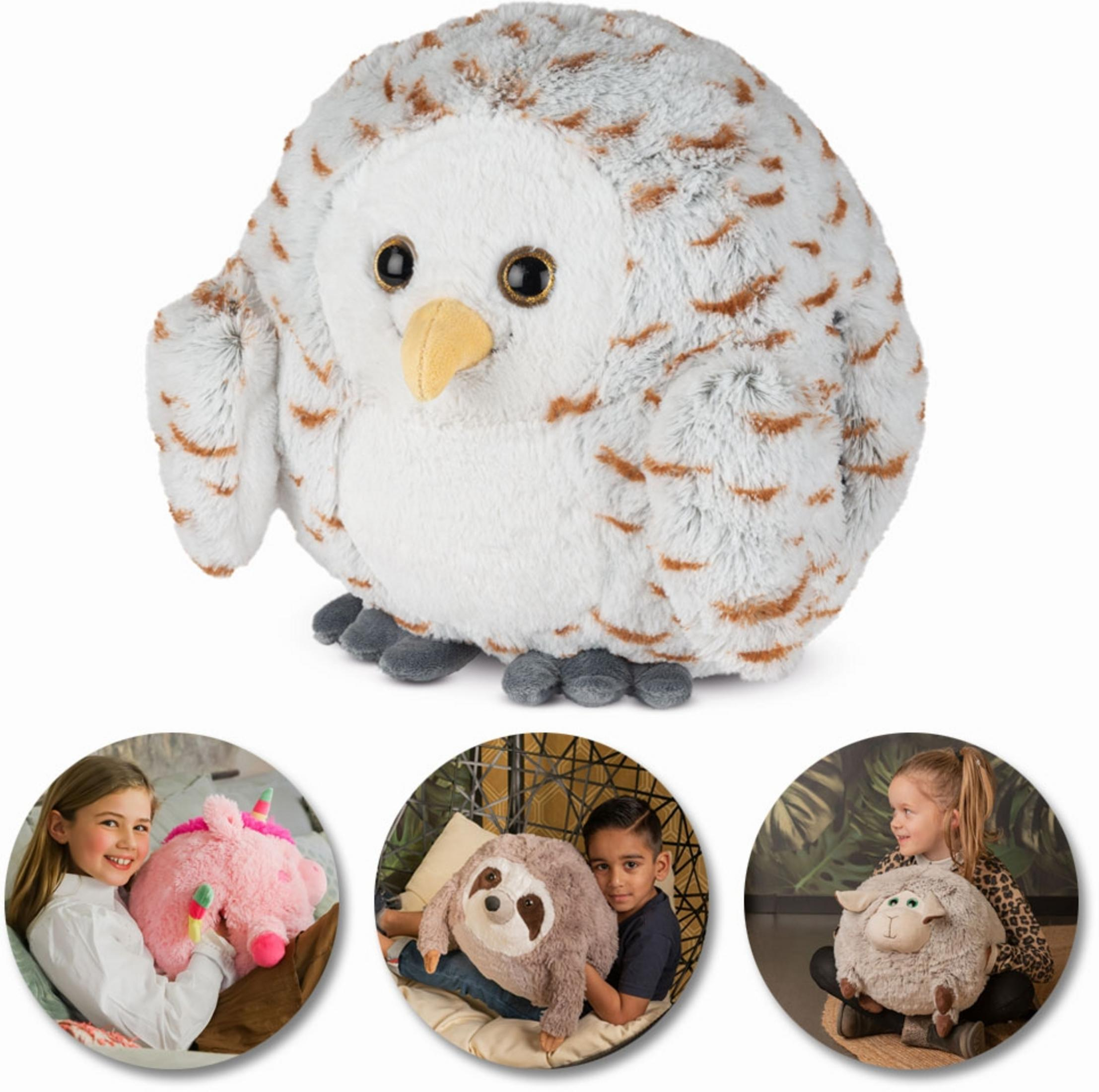 Plüschtier-Collage: Eule, Einhorn, Faultier und Schaf mit Kindern.