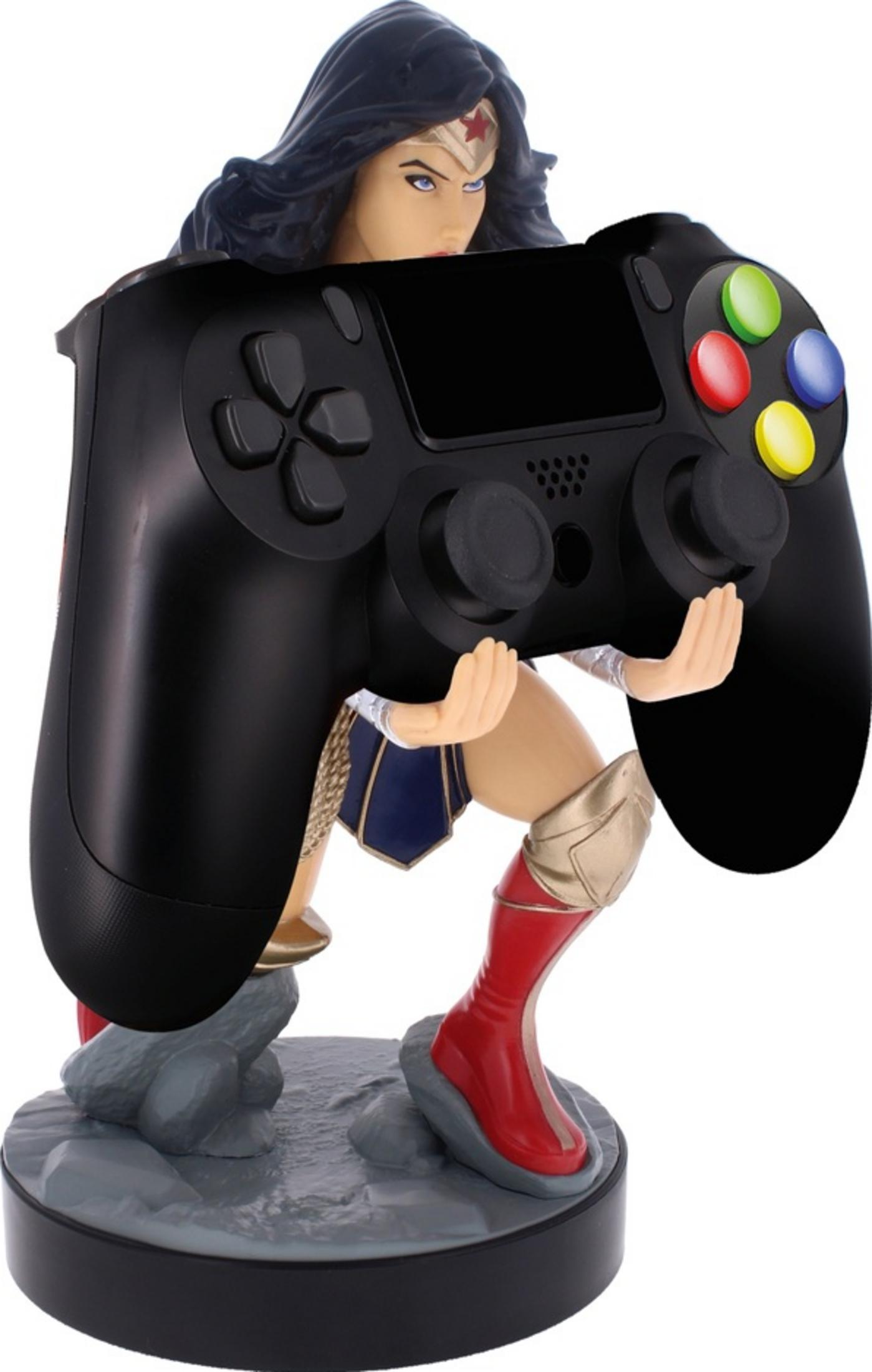Statua di Wonder Woman che tiene un controller nero su base rocciosa.