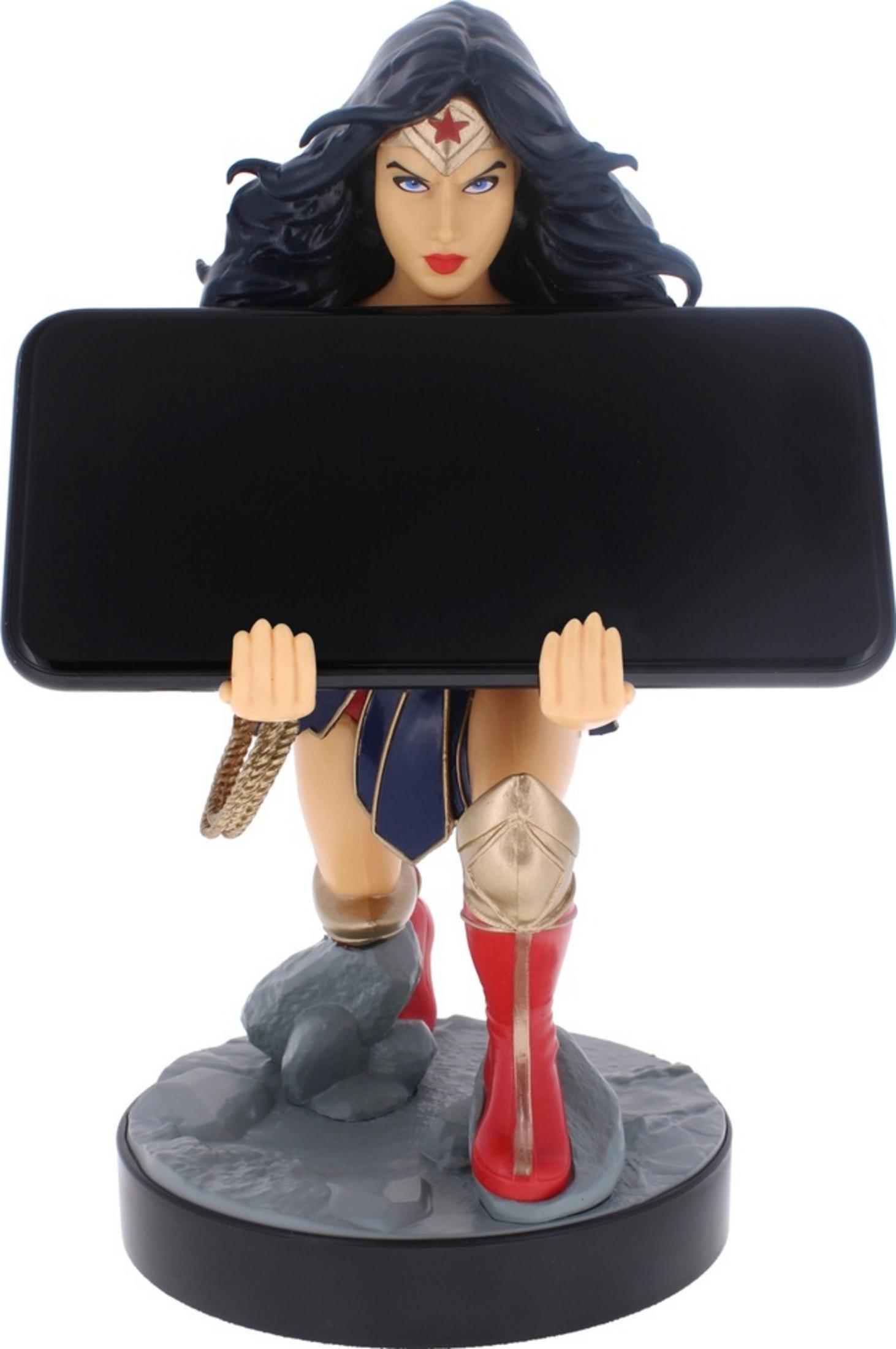 Statua di Wonder Woman con un rettangolo nero, su rocce.