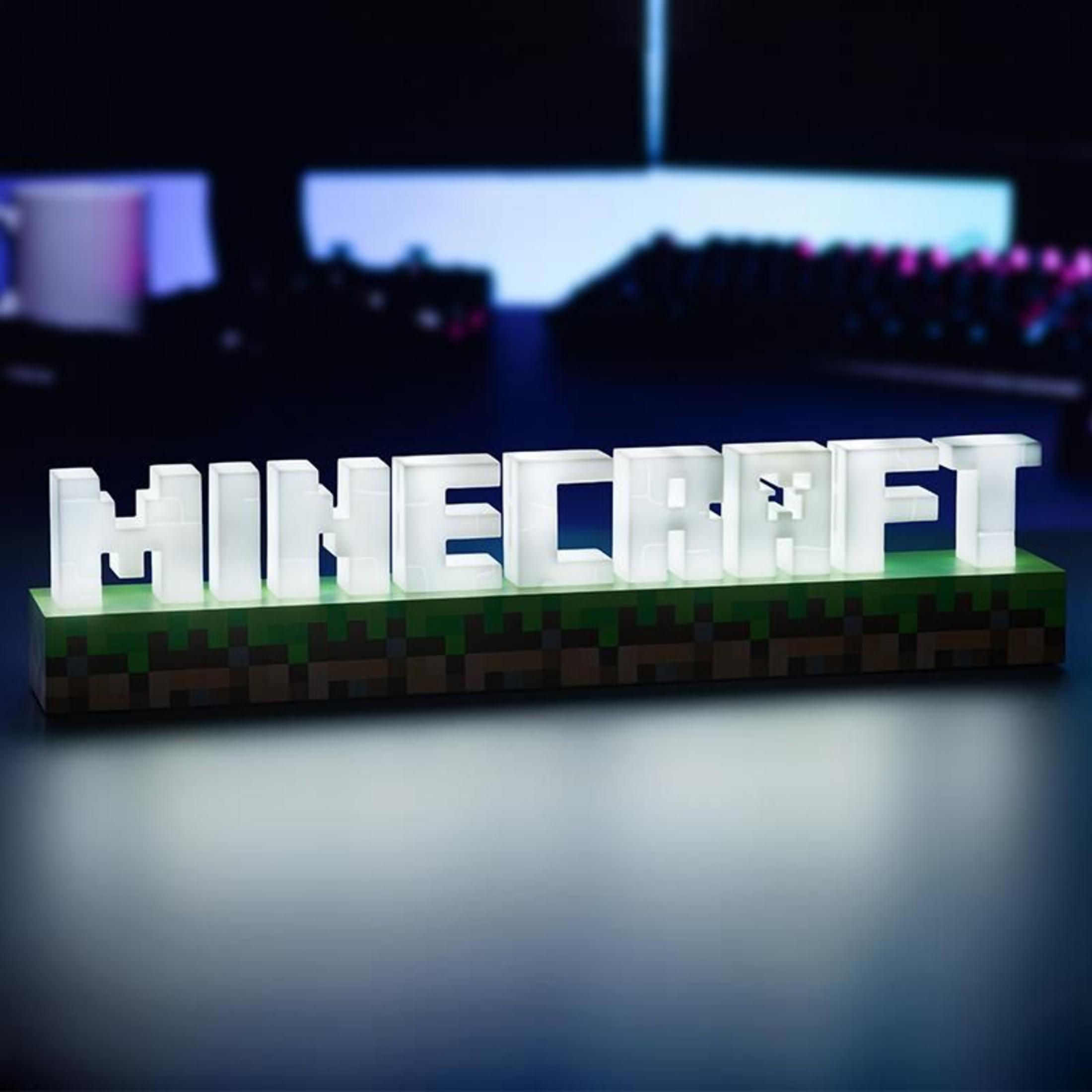Podświetlone litery Minecraft na pikselowej podstawie z trawą.