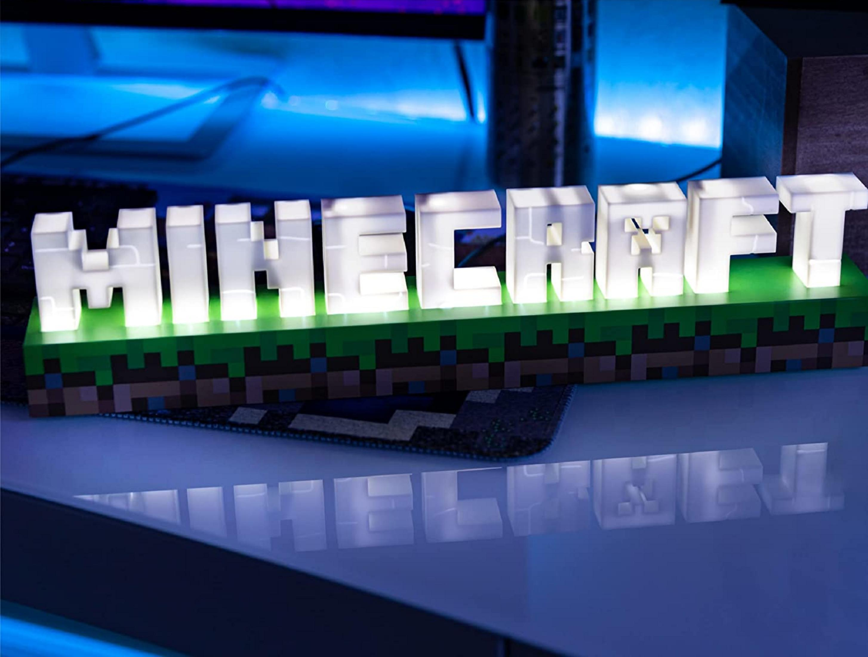 Podświetlone litery Minecraft na bazie bloku trawy.