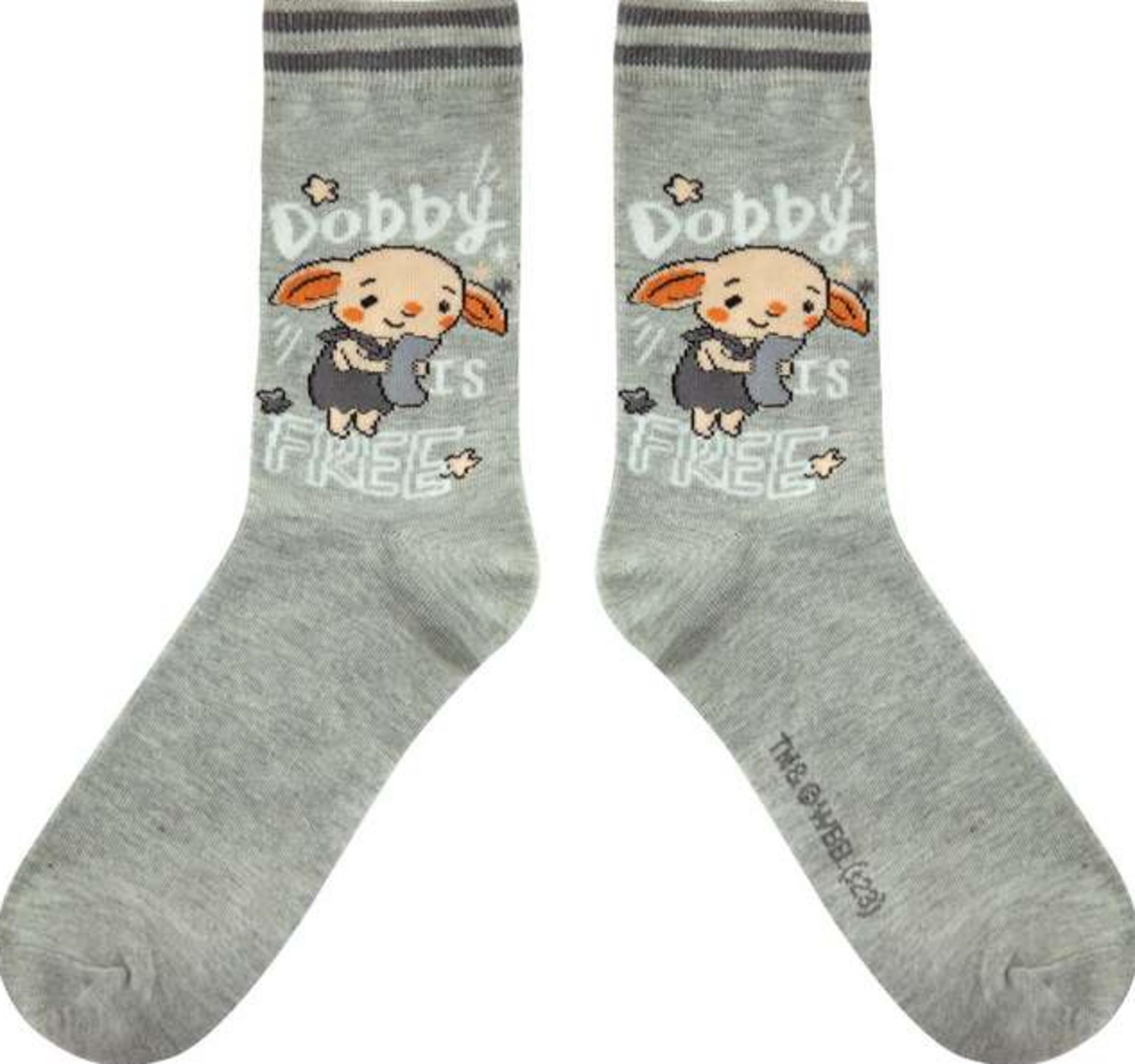 Calcetines grises con Dobby diciendo 'Dobby es libre'. Borde a rayas.