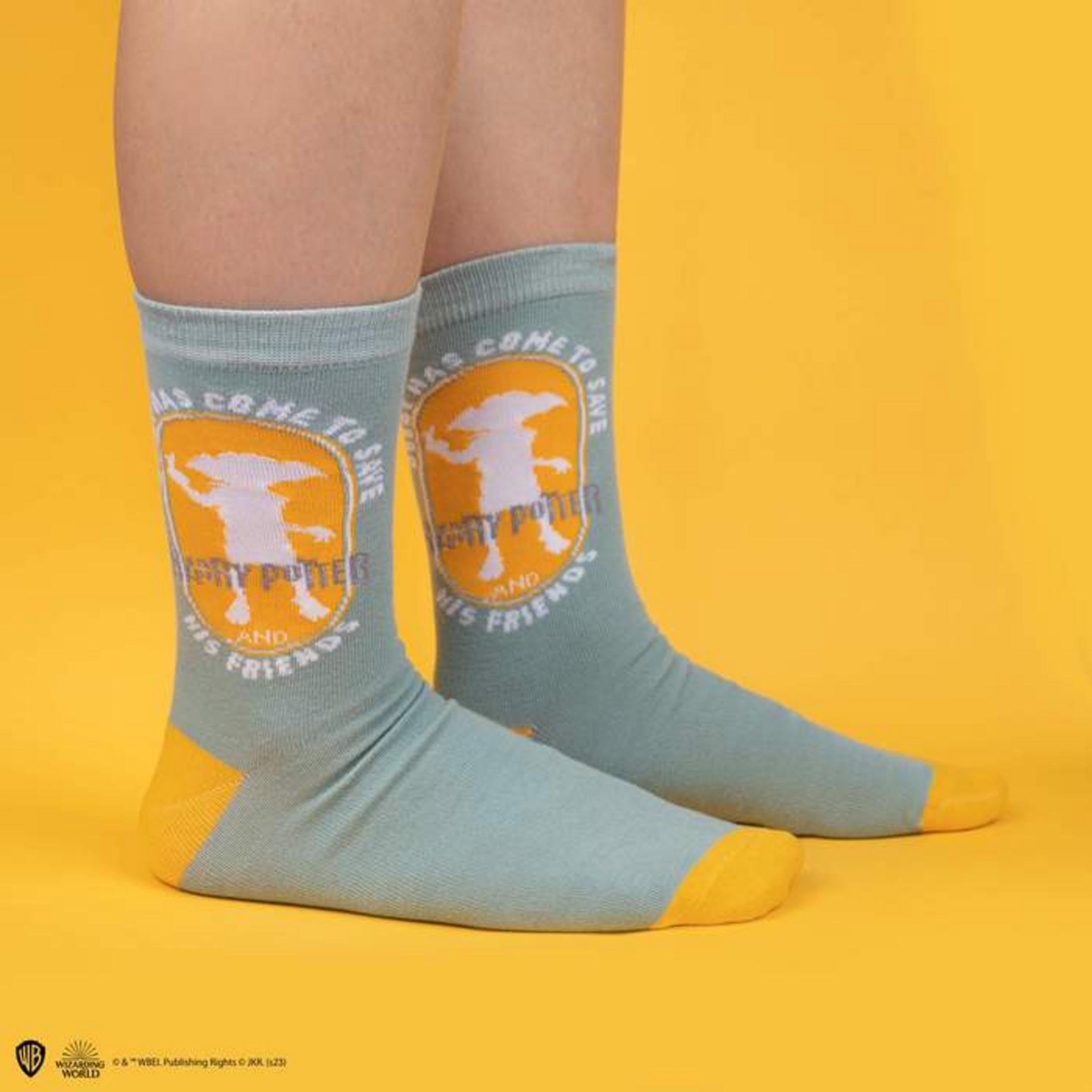Calcetines azul claro con gráfico de Dobby y acentos amarillos sobre fondo amarillo.